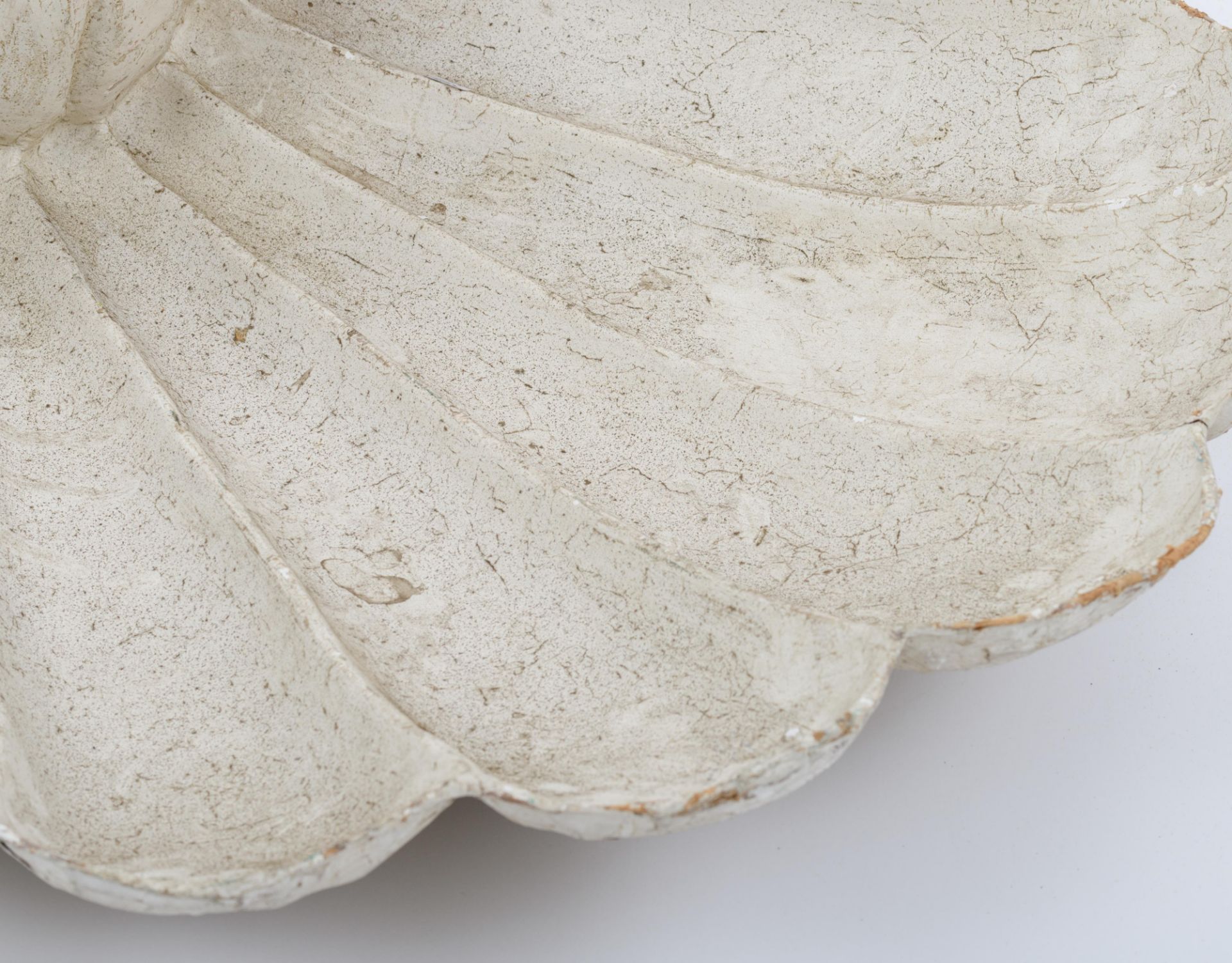 A decorative Neoclassical patinated papier-mƒch‚ shell, 18thC, H 24 - 76 x 85 cm - Image 4 of 8