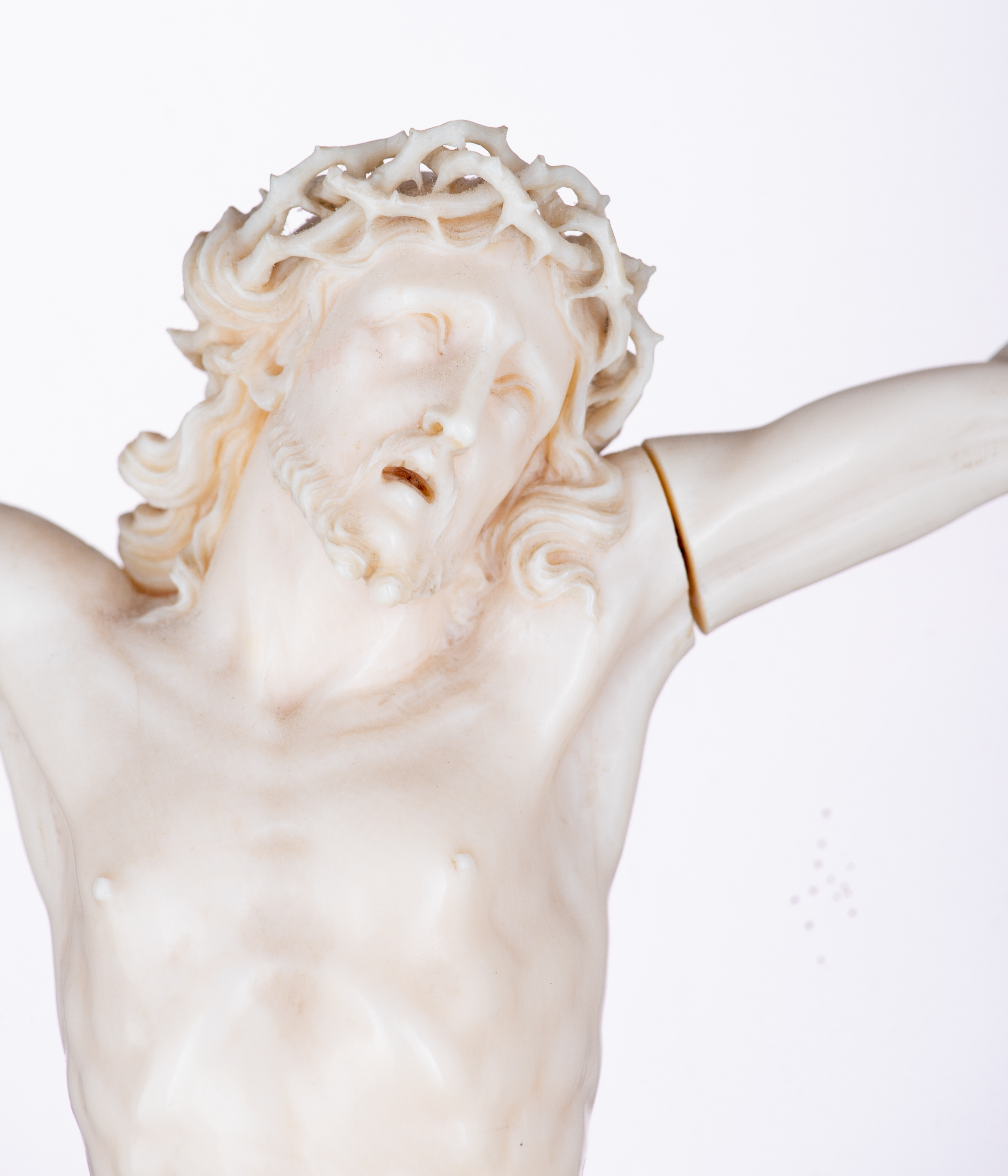 A finely sculpted ivory Corpus Christi on a plexi stand, 19thC, 20,3 x 27,5 cm (the Corpus Christi) - Image 4 of 8