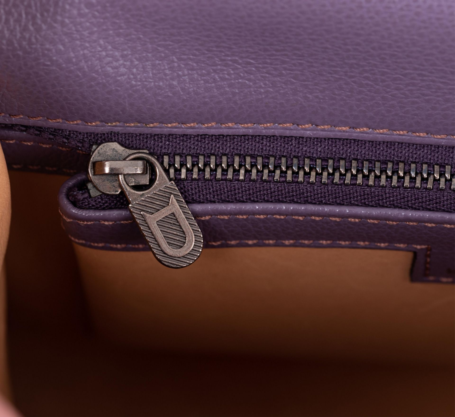 A purple leather Delvaux Brillant PM handbag, H 19 - W 24 - D 14 cm - Image 11 of 11