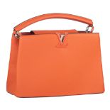 An orange taurillon leather Louis Vuitton handbag, H 23 - W 36 - D 13,5 cm