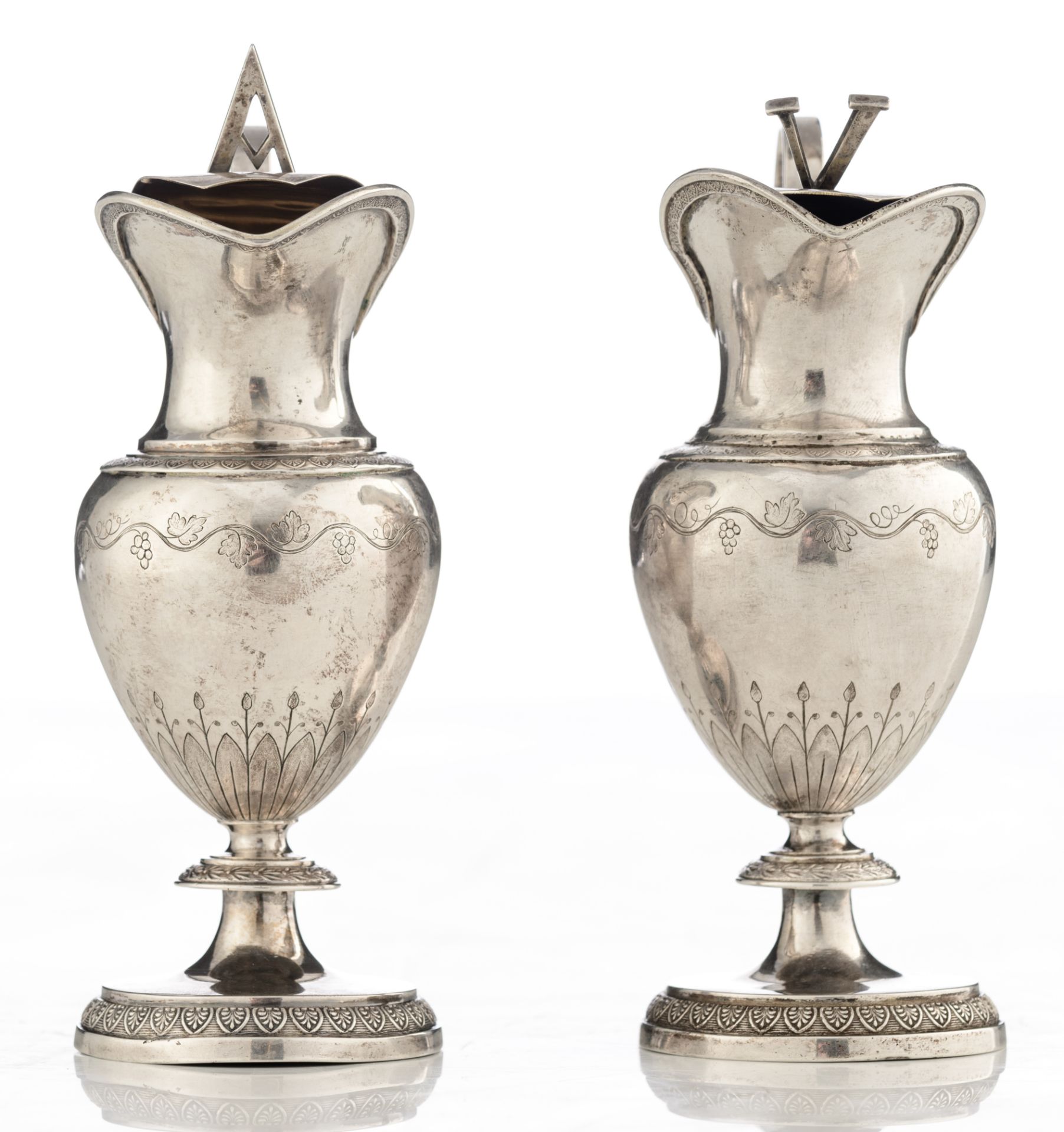 A fine Neoclassical silver ampoule set for water and wine, 'Aqua and Vino', decorated with palmettes - Bild 2 aus 13