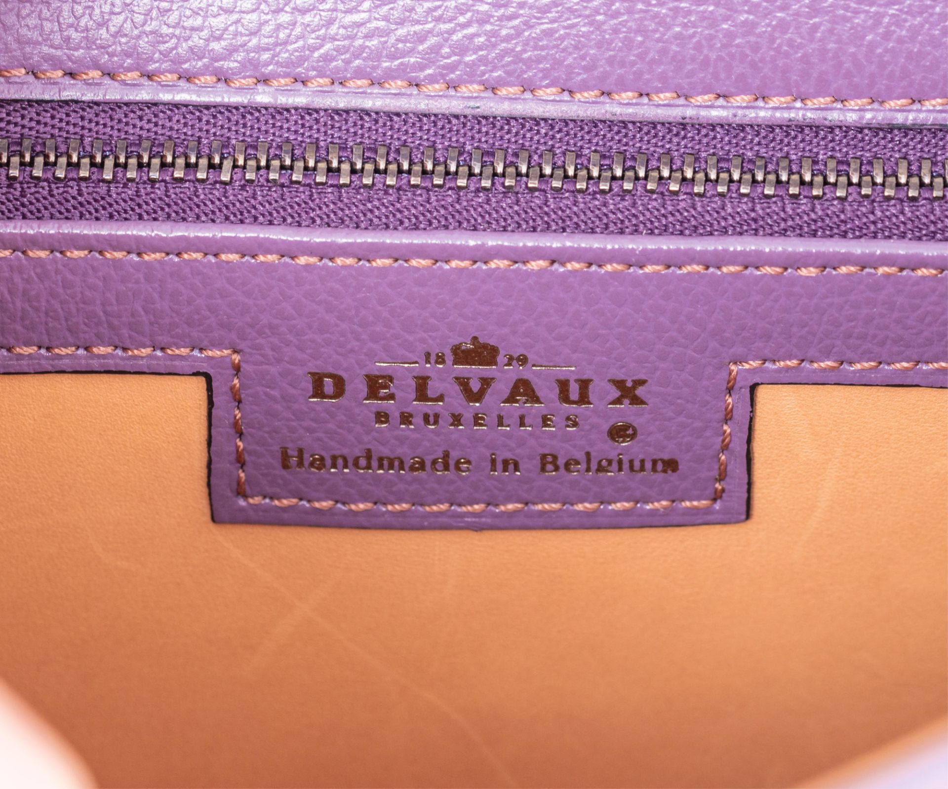 A purple leather Delvaux Brillant PM handbag, H 19 - W 24 - D 14 cm - Image 10 of 11