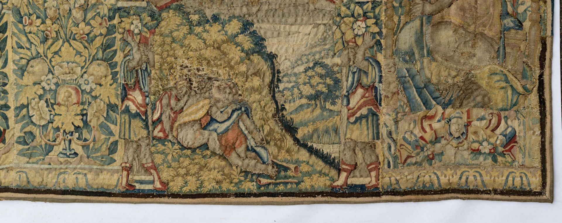 A Flemish wall tapestry, depicting wild boar hunting scenes, the border richly decorated with variou - Bild 16 aus 26