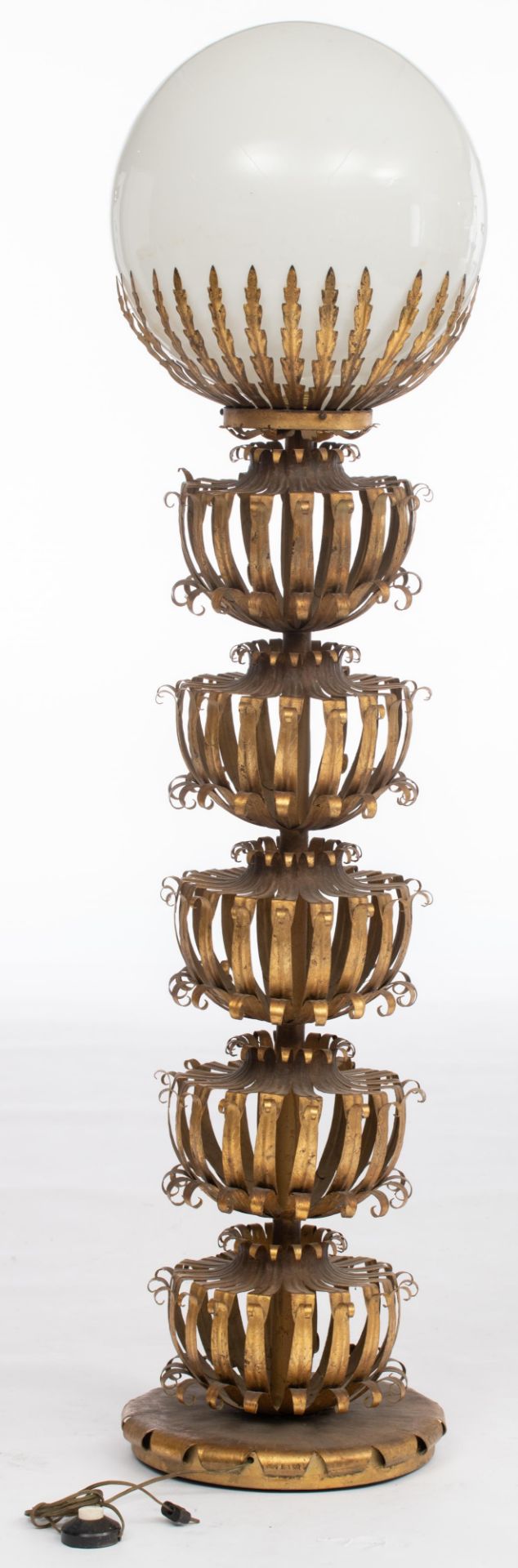 A mid-century vintage floor lamp, a gilt brass floral decorated stand with a balloon-shaped glass to - Bild 3 aus 5