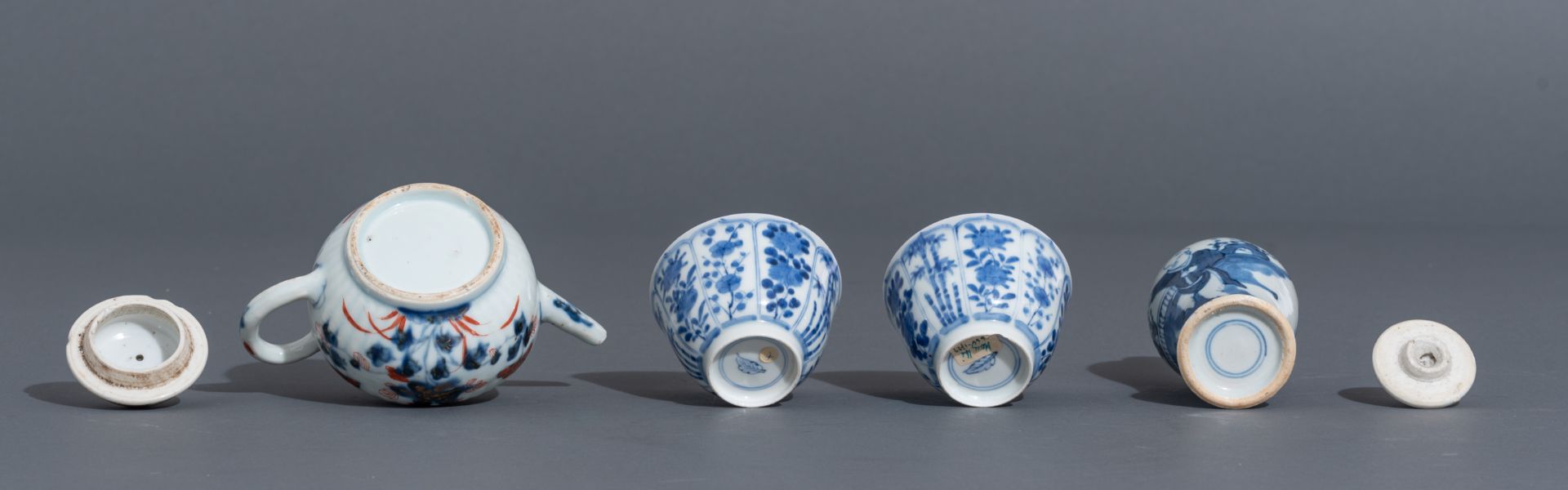 Various Chinese export porcelain items, two blue and white klapmuts bowls and an Imari teapot. Added - Bild 10 aus 42