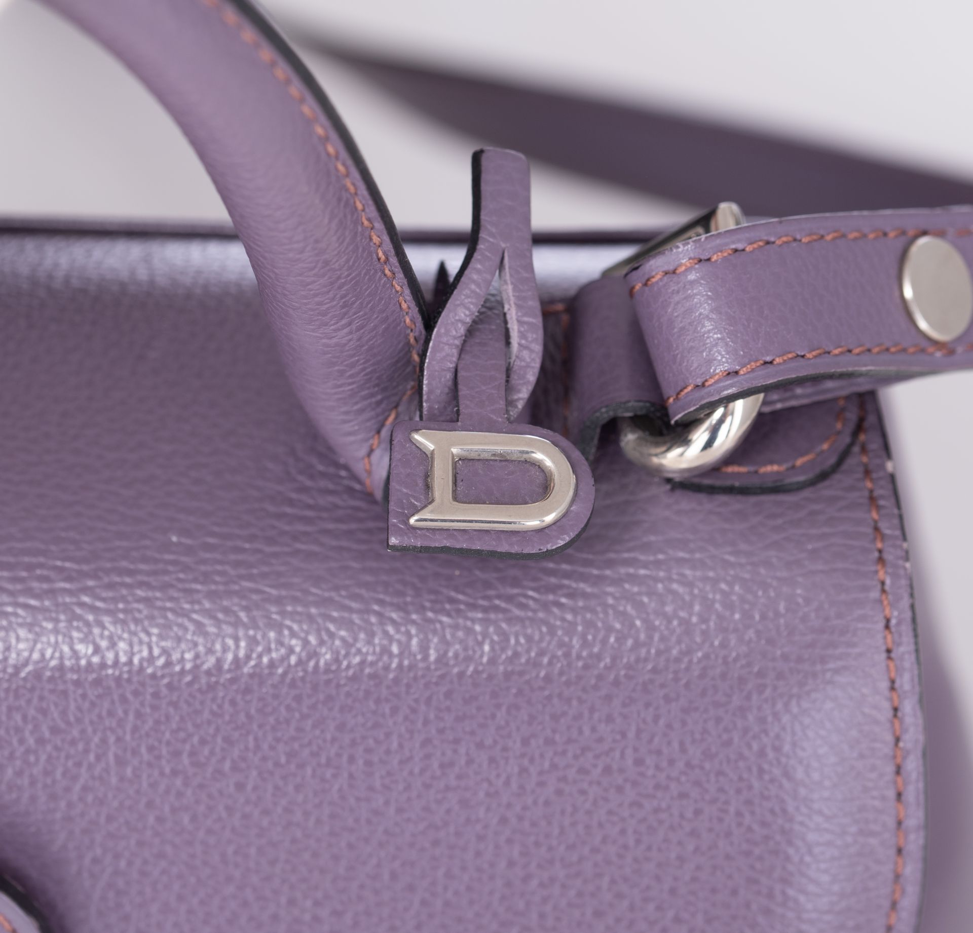 A purple leather Delvaux Brillant PM handbag, H 19 - W 24 - D 14 cm - Image 9 of 11