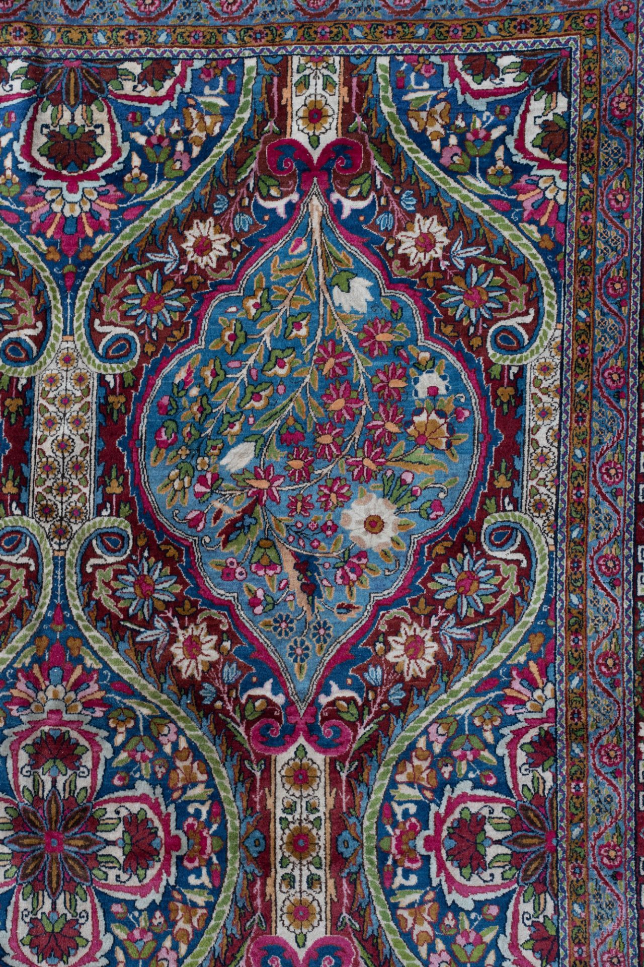 A woollen Herati rug, decorated with geometrical motifs, 271 x 380 cm - Bild 6 aus 8