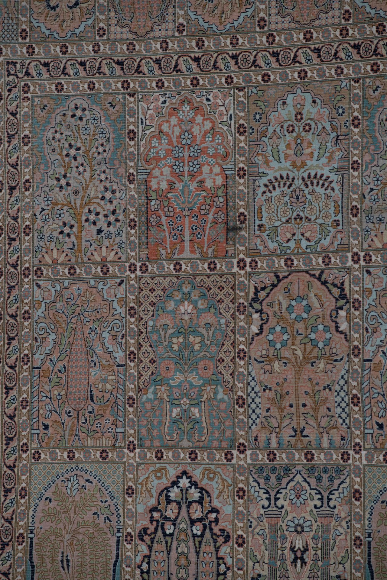 An Oriental rug, decorated with architectural motifs, 276 x 370 cm - Bild 10 aus 10