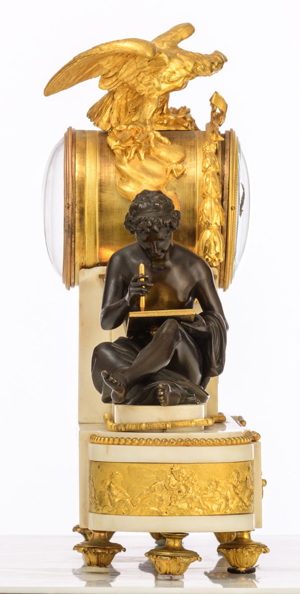 A fine Carrara marble, gilt and patinated bronze Empire mantle clock 'Aux Mar‚chaux', the white enam - Bild 4 aus 12