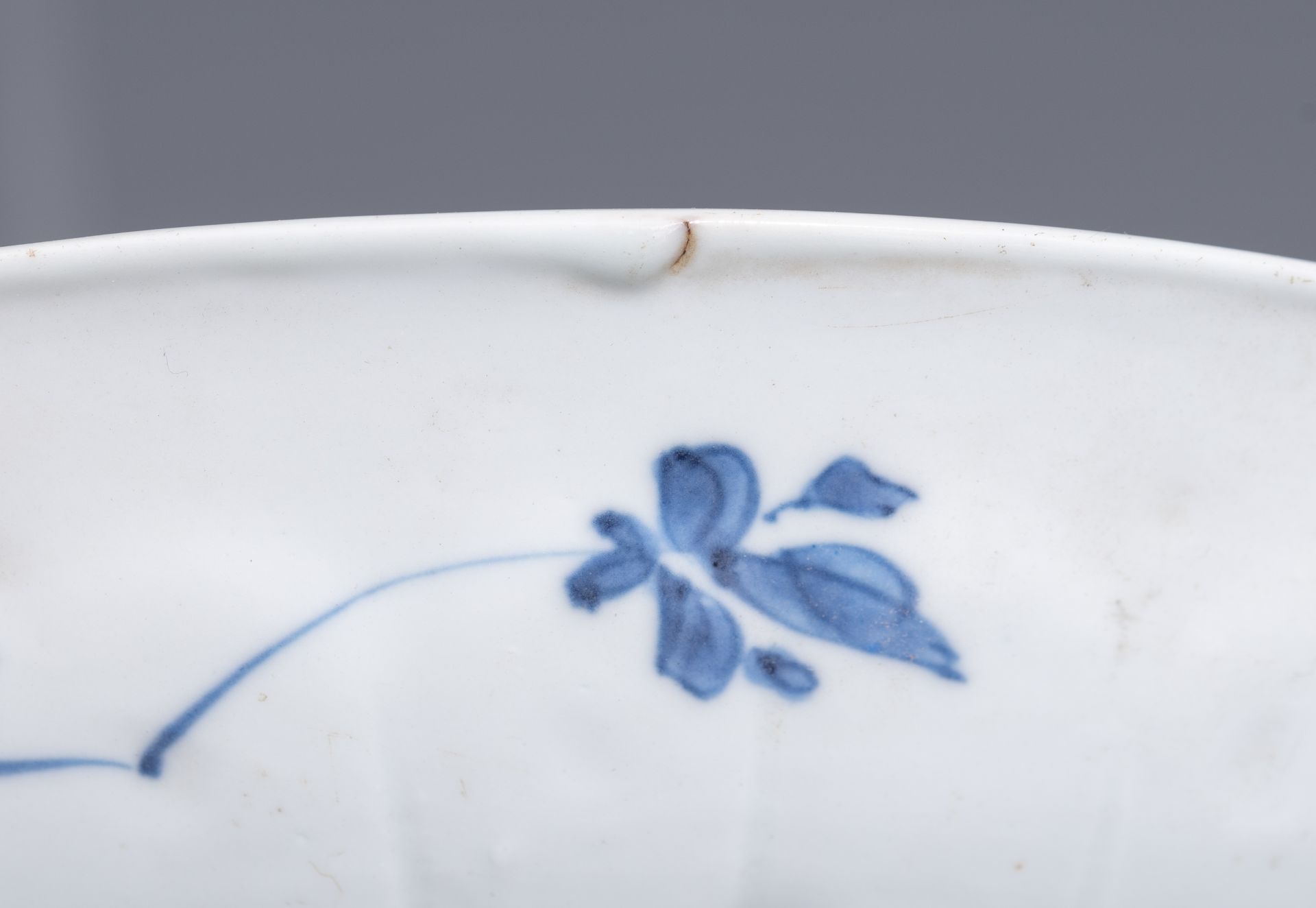 Various Chinese export porcelain items, two blue and white klapmuts bowls and an Imari teapot. Added - Bild 29 aus 42