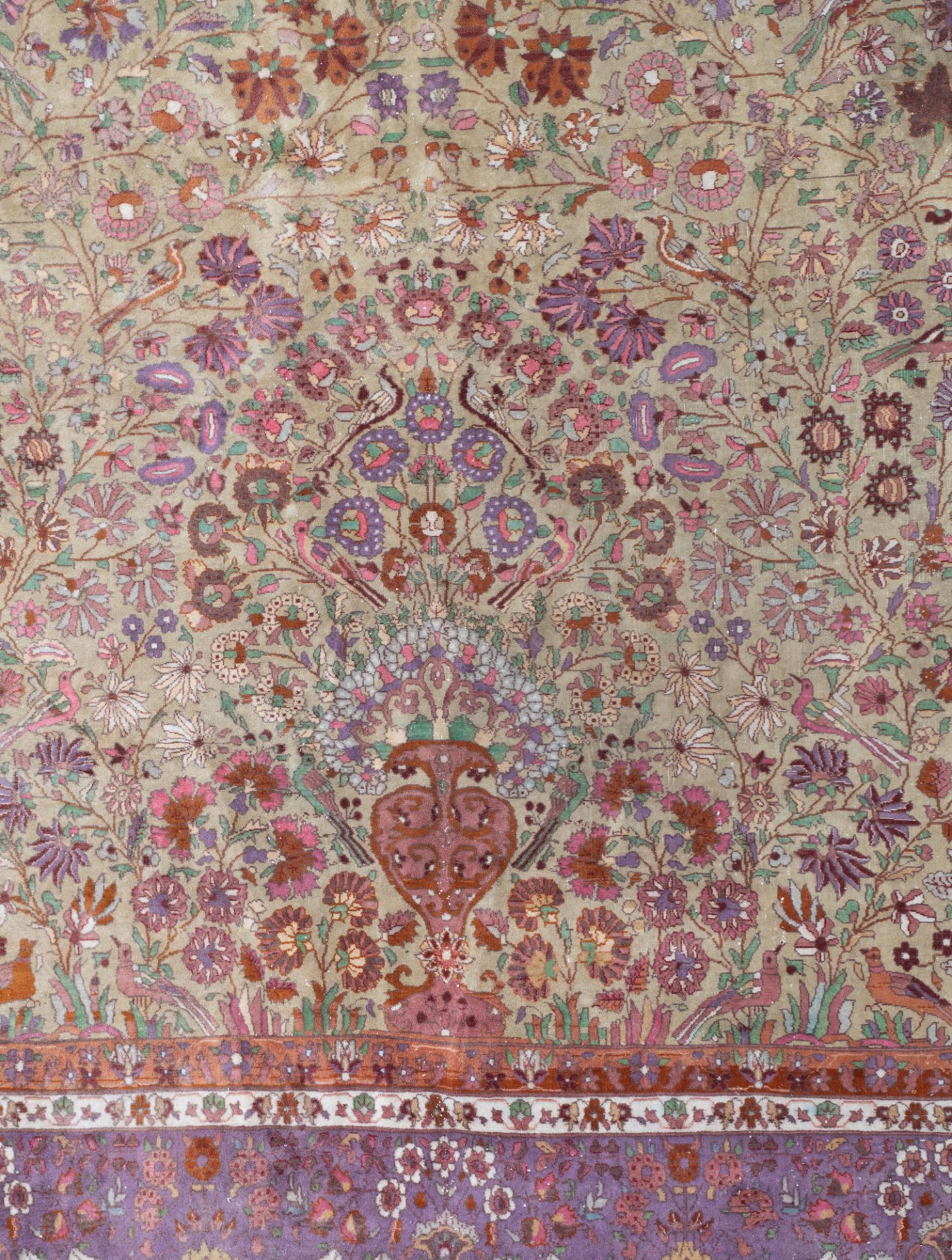 An Oriental rug, decorated with a flower vase and birds on flower branches, 223 x 362 cm - Bild 4 aus 9