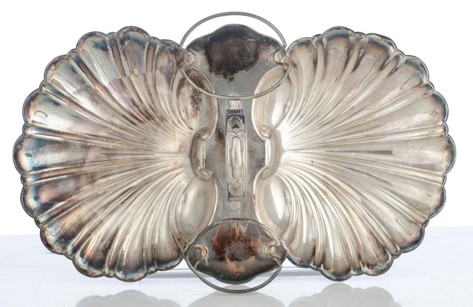 A charming lot of silver-plated tableware consisting of an English Edwardian EPNS double shell-shape - Image 4 of 14