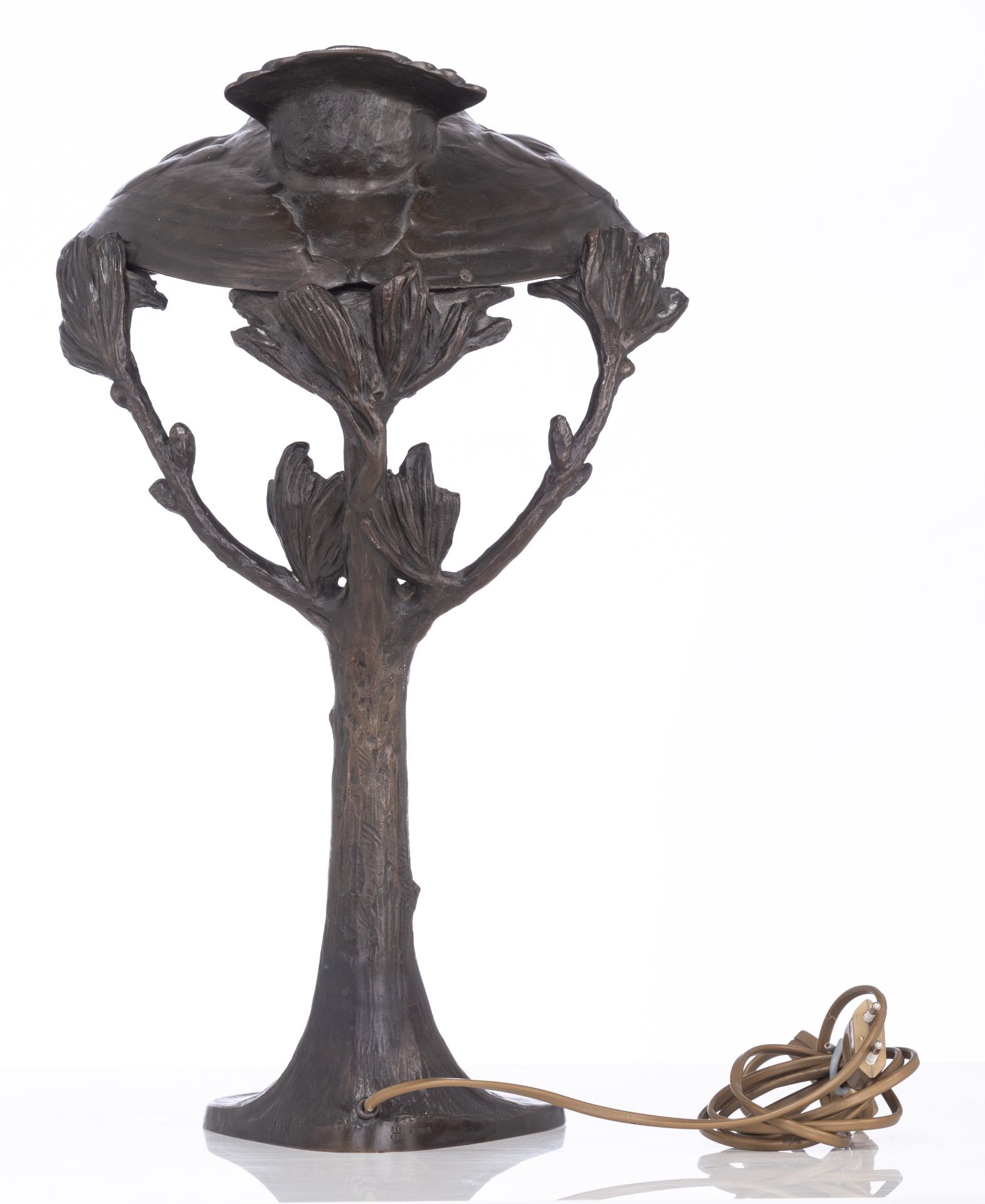 A patinated bronze Art Deco table lamp shaped like a flying owl, signed Adolf Joseph Pohl, H 47 cm - Bild 4 aus 9