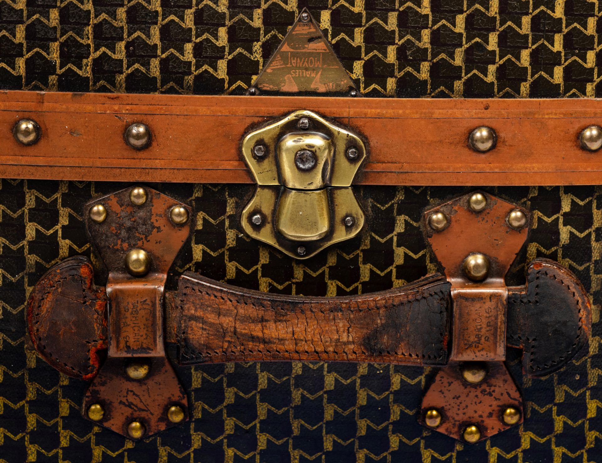 An exceptional 1920s Moynat leather travelling trunk with brass mounts, decorated with the hand-pain - Bild 15 aus 20
