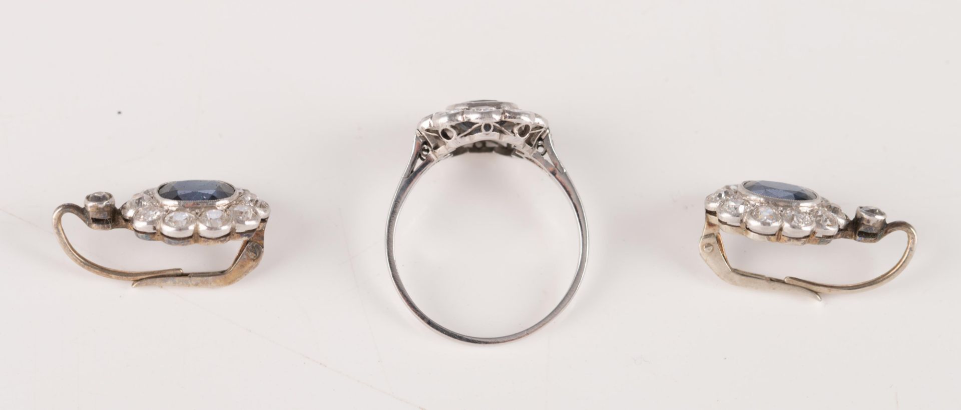 A three-part jewellery set consisting of an 18ct white gold ring, central set with a cushion-cut sap - Image 7 of 7