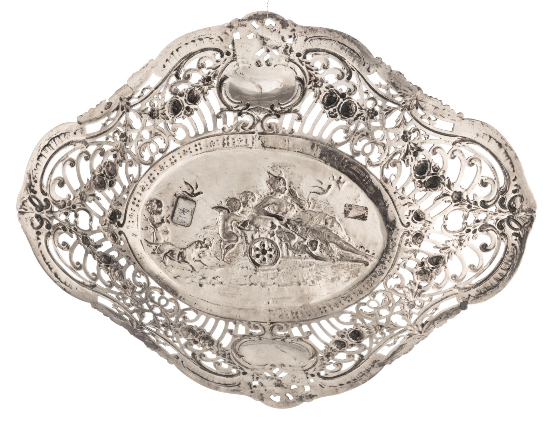 A collection of three silver chargers with ornate repousse pierced work, the well depicting playing - Bild 7 aus 12