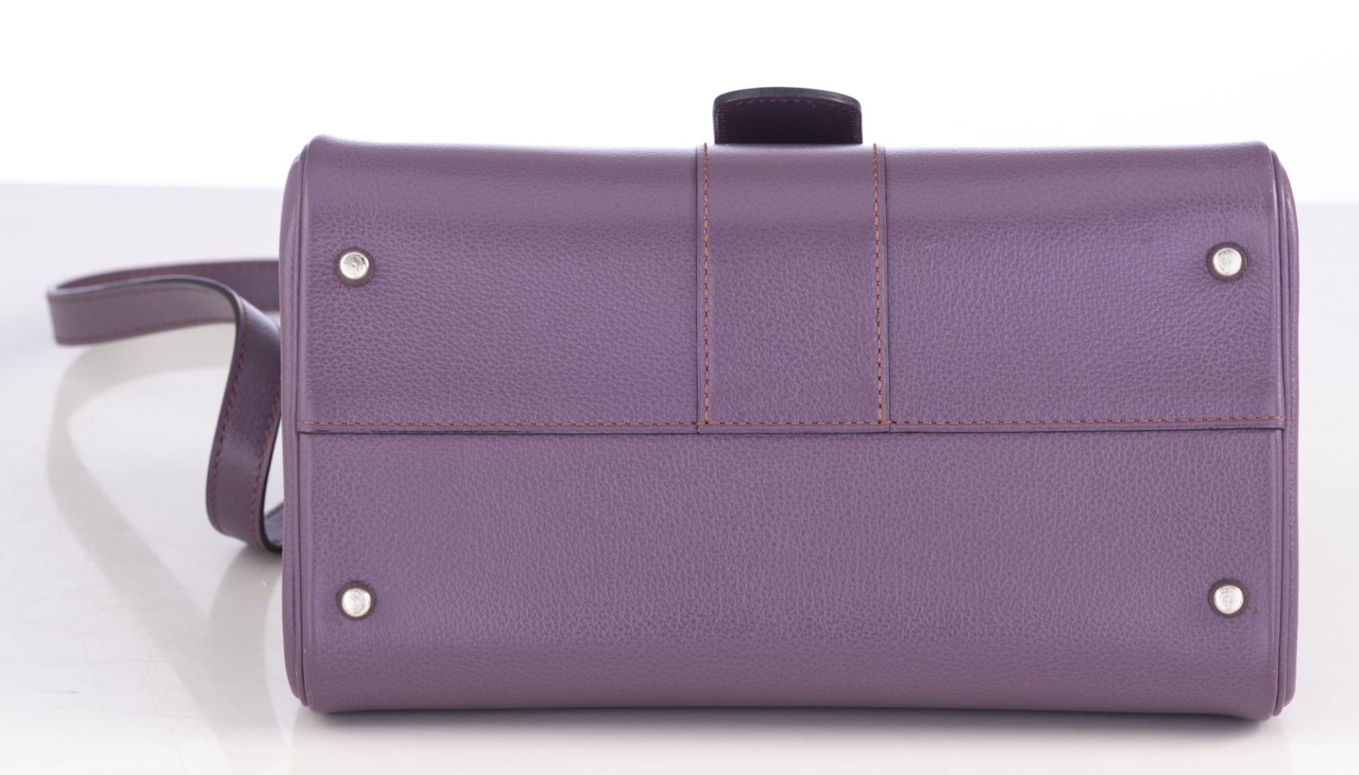 A purple leather Delvaux Brillant PM handbag, H 19 - W 24 - D 14 cm - Image 7 of 11