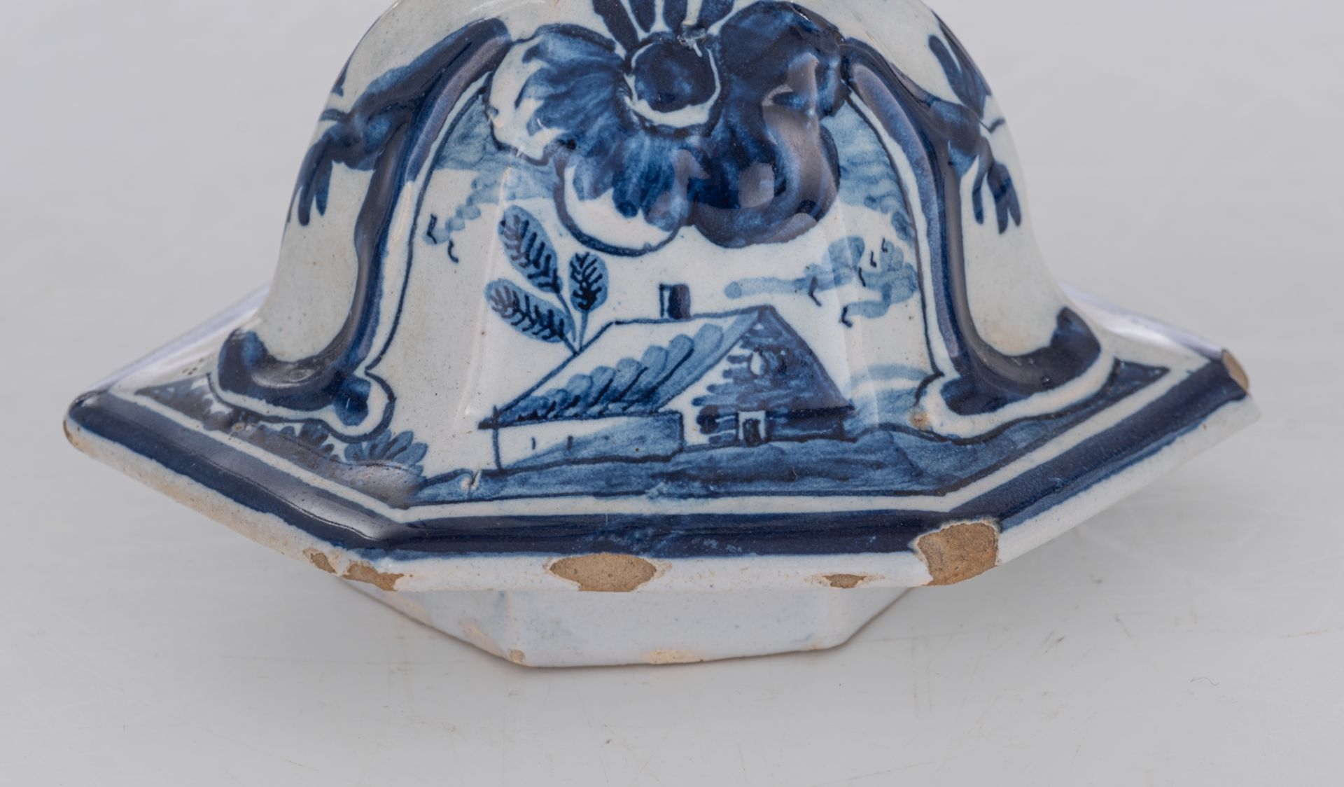 A blue and white relief decorated Delftware five-piece garniture, with on top bird-shaped knobs, the - Bild 16 aus 17