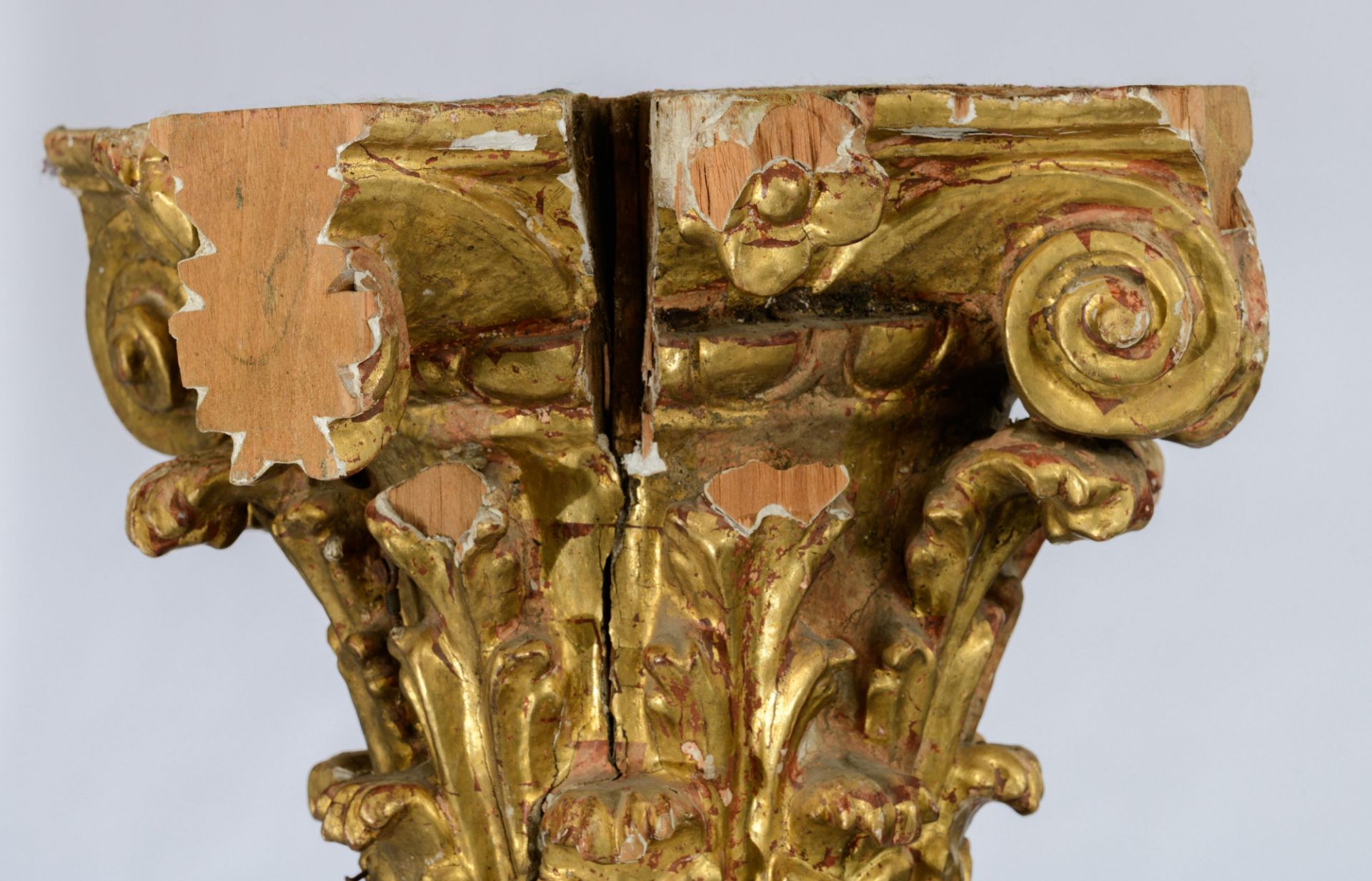 An imposing and finely carved gilt and polychrome painted Neoclassical column with a Corinthian capi - Bild 11 aus 13