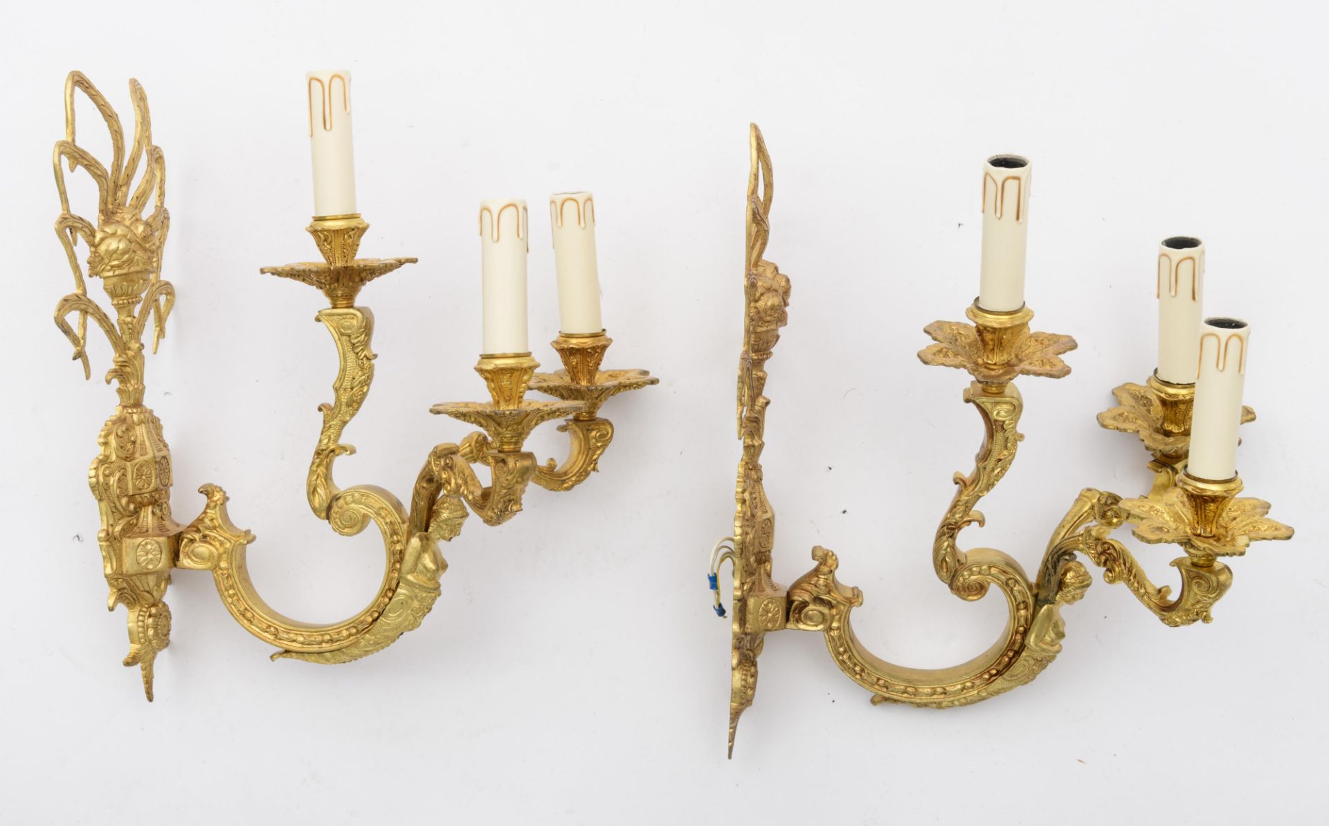 A set of an imposing gilt bronze Neoclassical chandelier and a pair of wall lights, decorated with c - Bild 8 aus 9