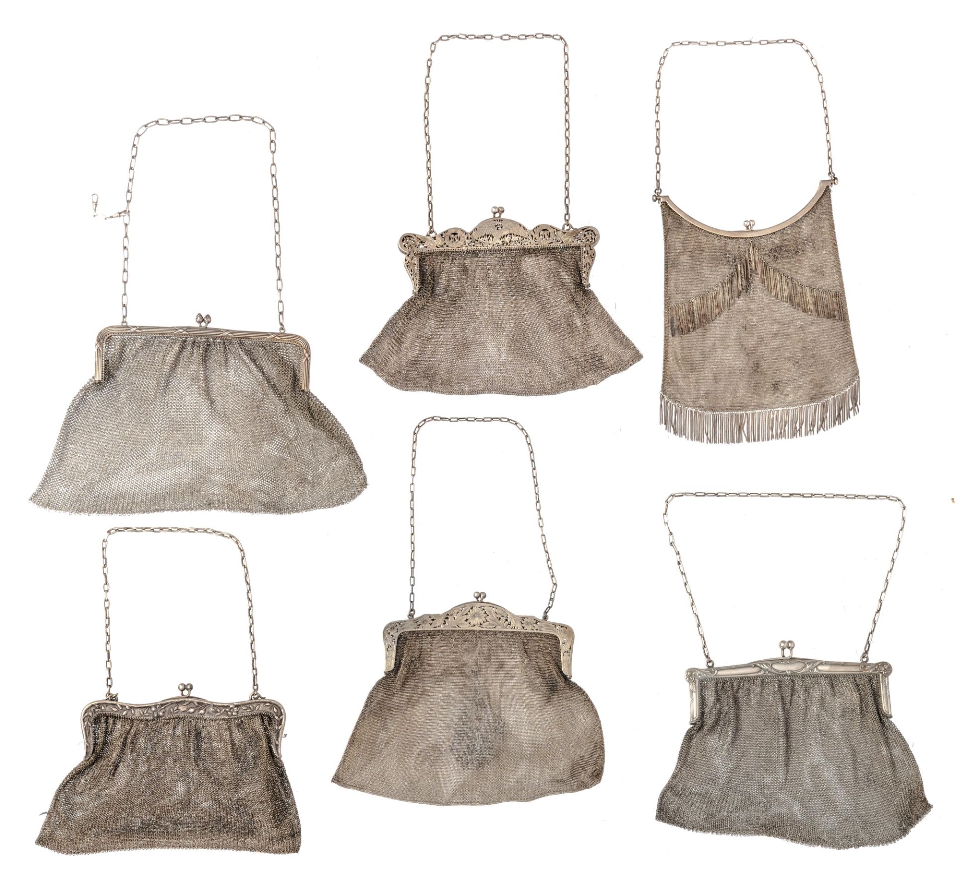A collection of 13 silver mesh Belle epoque flapper purses and one ditto smaller purse, with various - Image 4 of 32