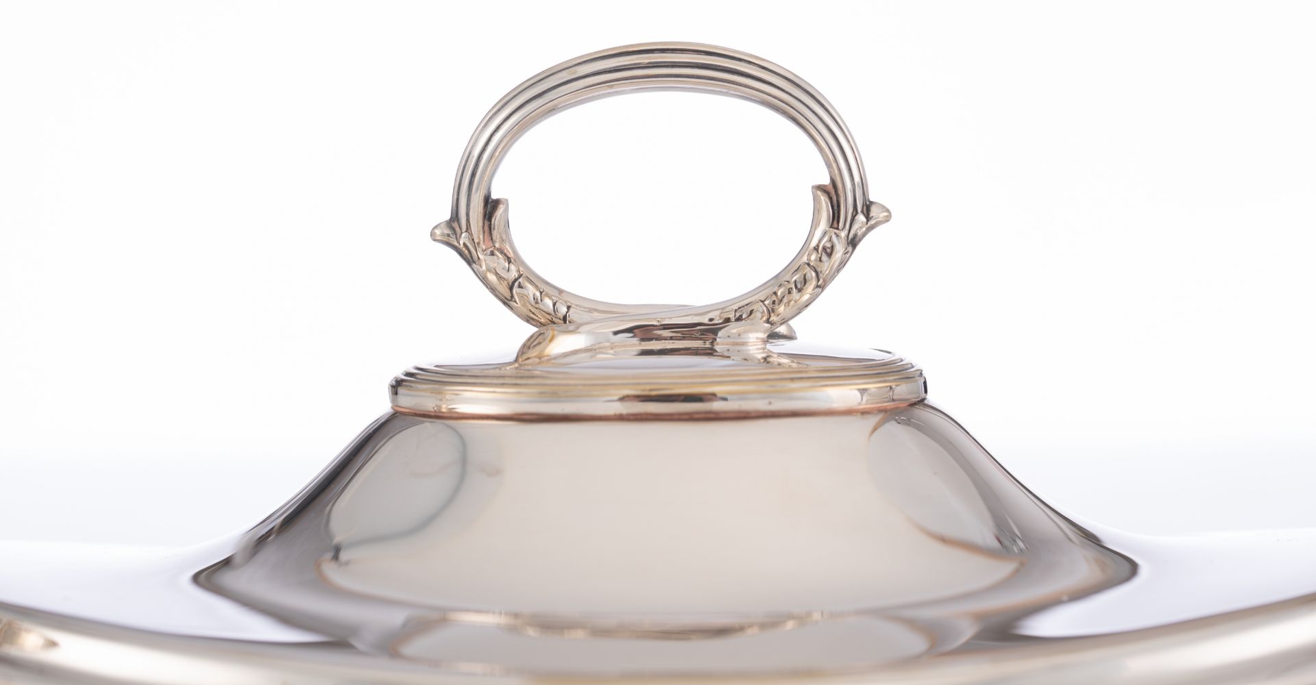 A Neoclassical Sheffield silver-plated tureen, maker's mark William Hutton & Son, 19th / 20thC, W 36 - Image 22 of 56