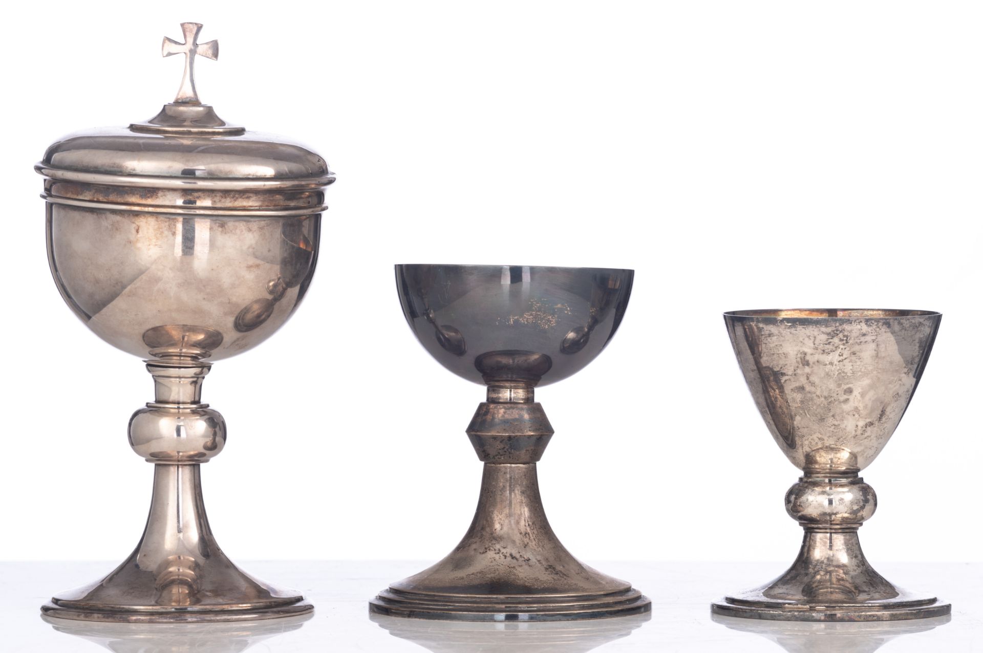 Two 20thC simple and minimalistic silver chalices: one ditto silver ciborium, 835/000, weight c. 555 - Image 3 of 26