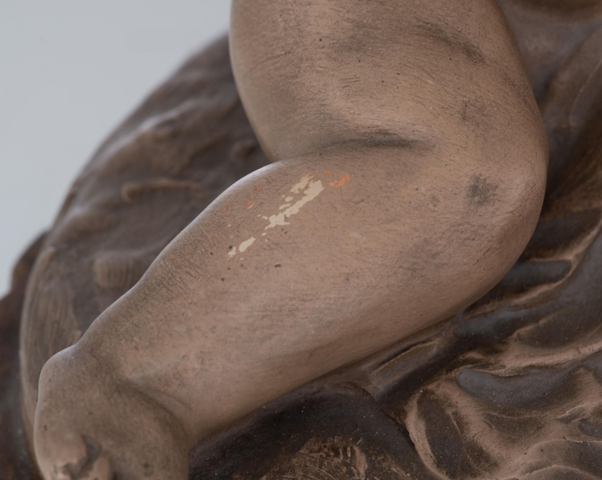 Calendi, a patinated terracotta group depicting putti playing with grapes around a source, on a gilt - Bild 10 aus 18