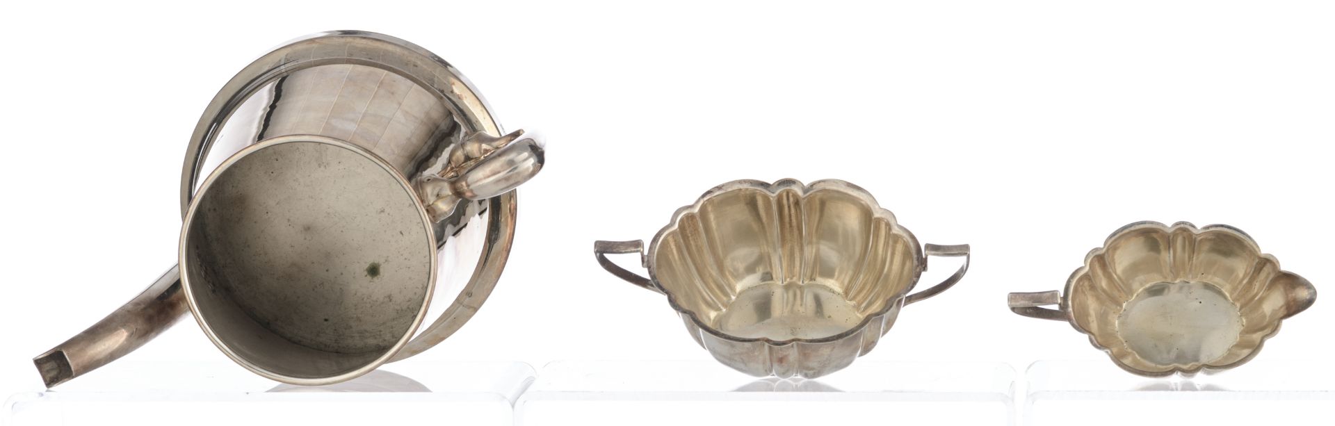 A charming lot of silver-plated tableware consisting of an English Edwardian EPNS double shell-shape - Image 10 of 14