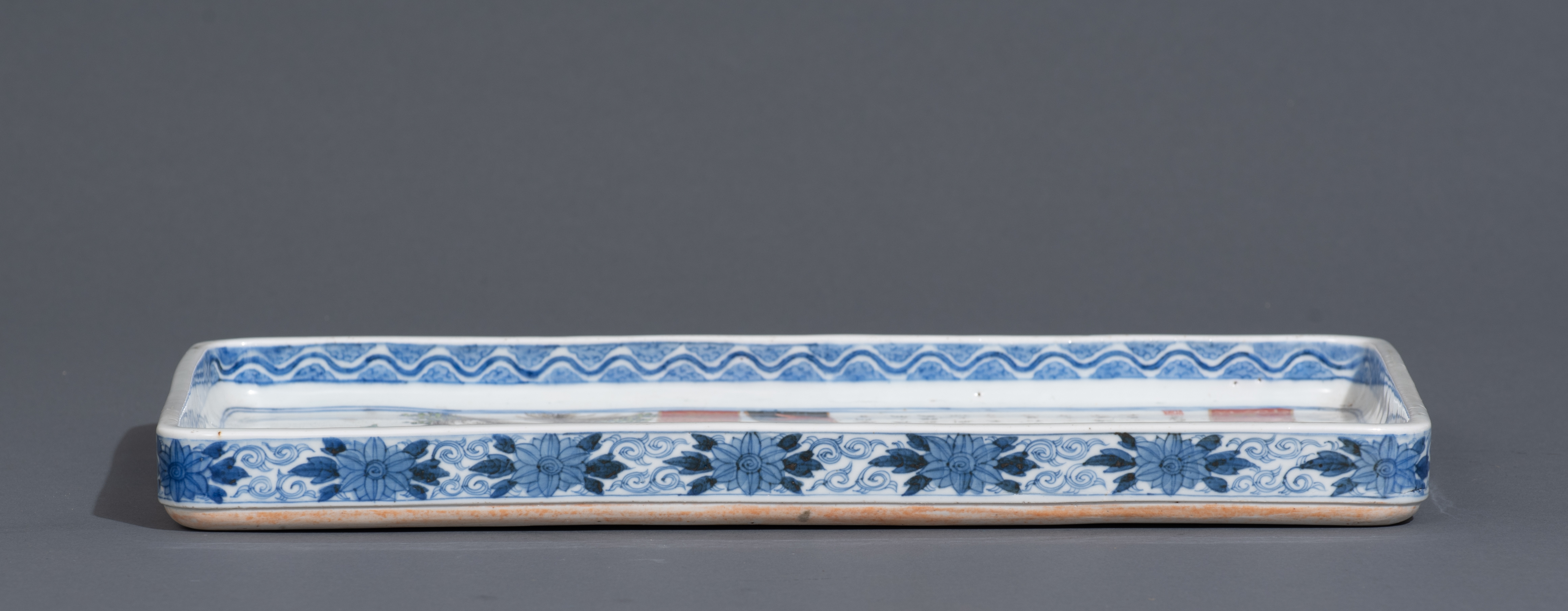 A Chinese blue and white floral decorated rectangular tray, iron-red decorated with a signed text wi - Image 4 of 15