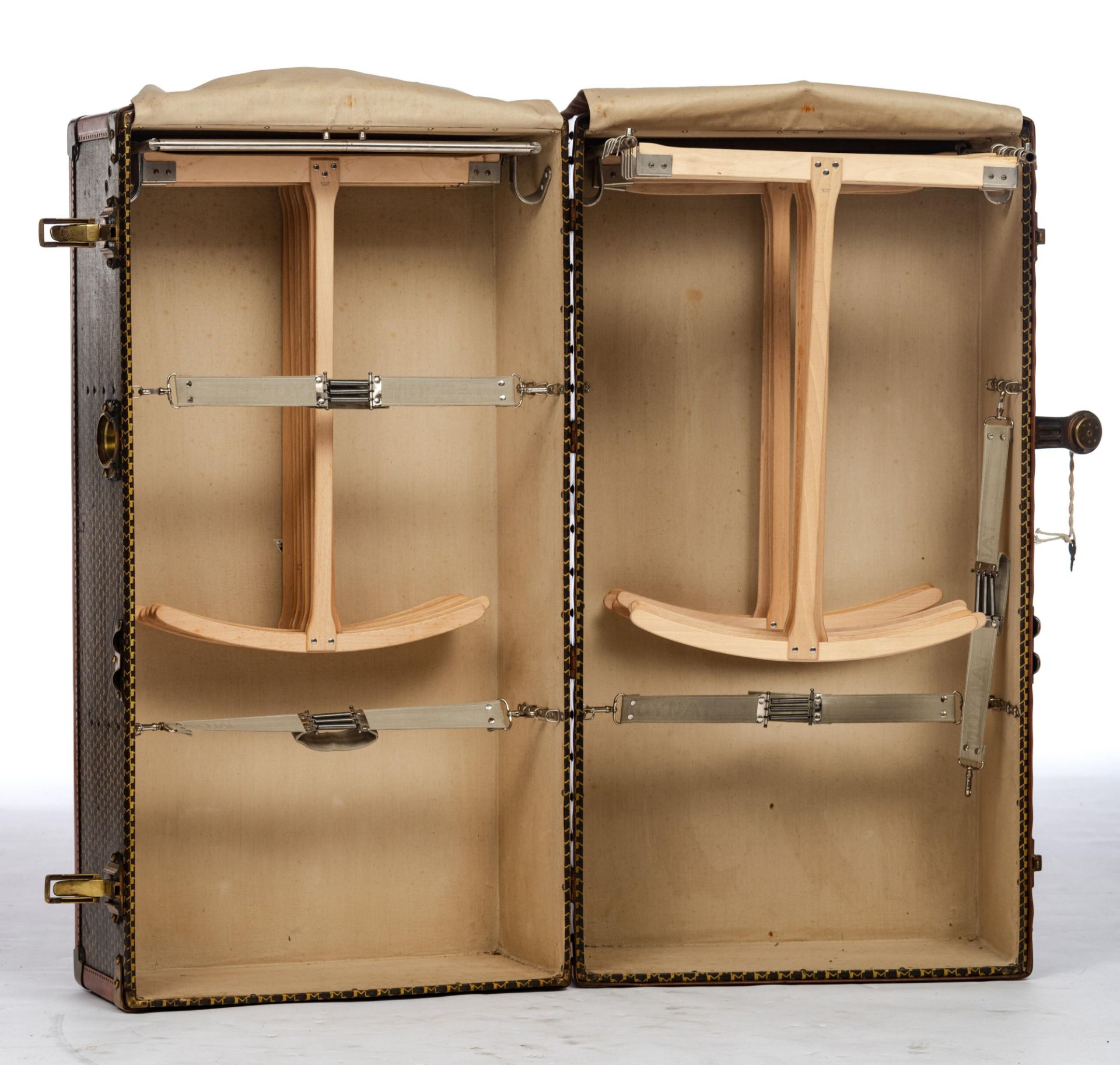 An exceptional 1920s Moynat leather travelling trunk with brass mounts, decorated with the hand-pain - Bild 8 aus 20