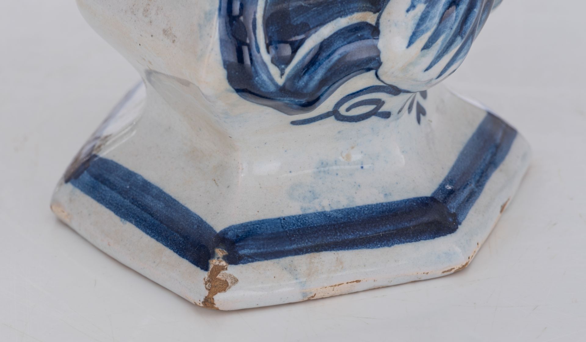 A blue and white relief decorated Delftware five-piece garniture, with on top bird-shaped knobs, the - Bild 12 aus 17