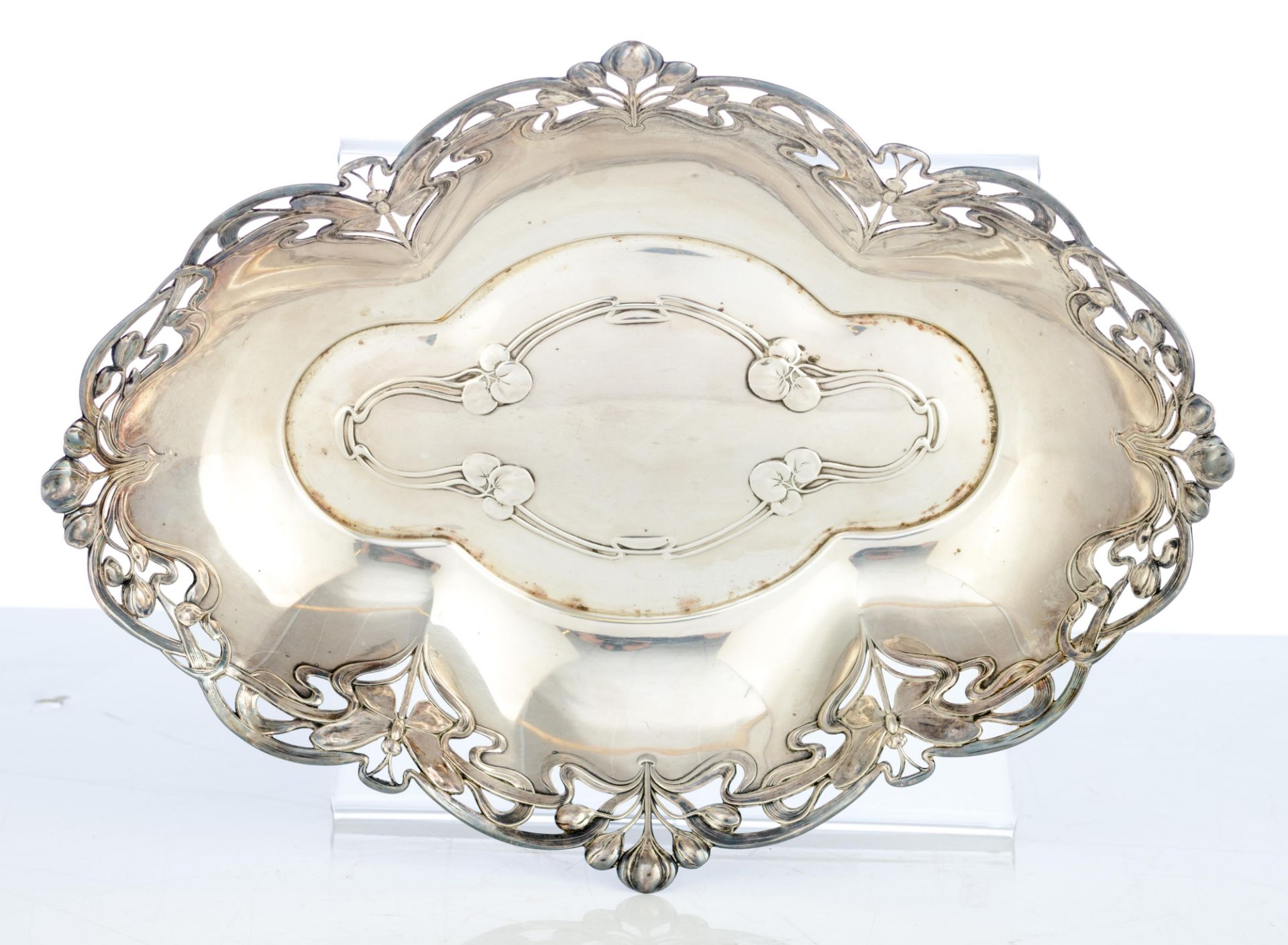 A charming lot of silver-plated tableware consisting of an English Edwardian EPNS double shell-shape - Image 2 of 14