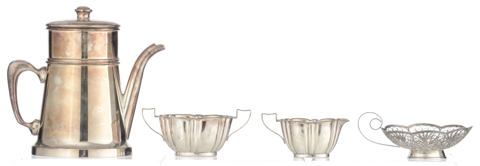 A charming lot of silver-plated tableware consisting of an English Edwardian EPNS double shell-shape - Image 8 of 14