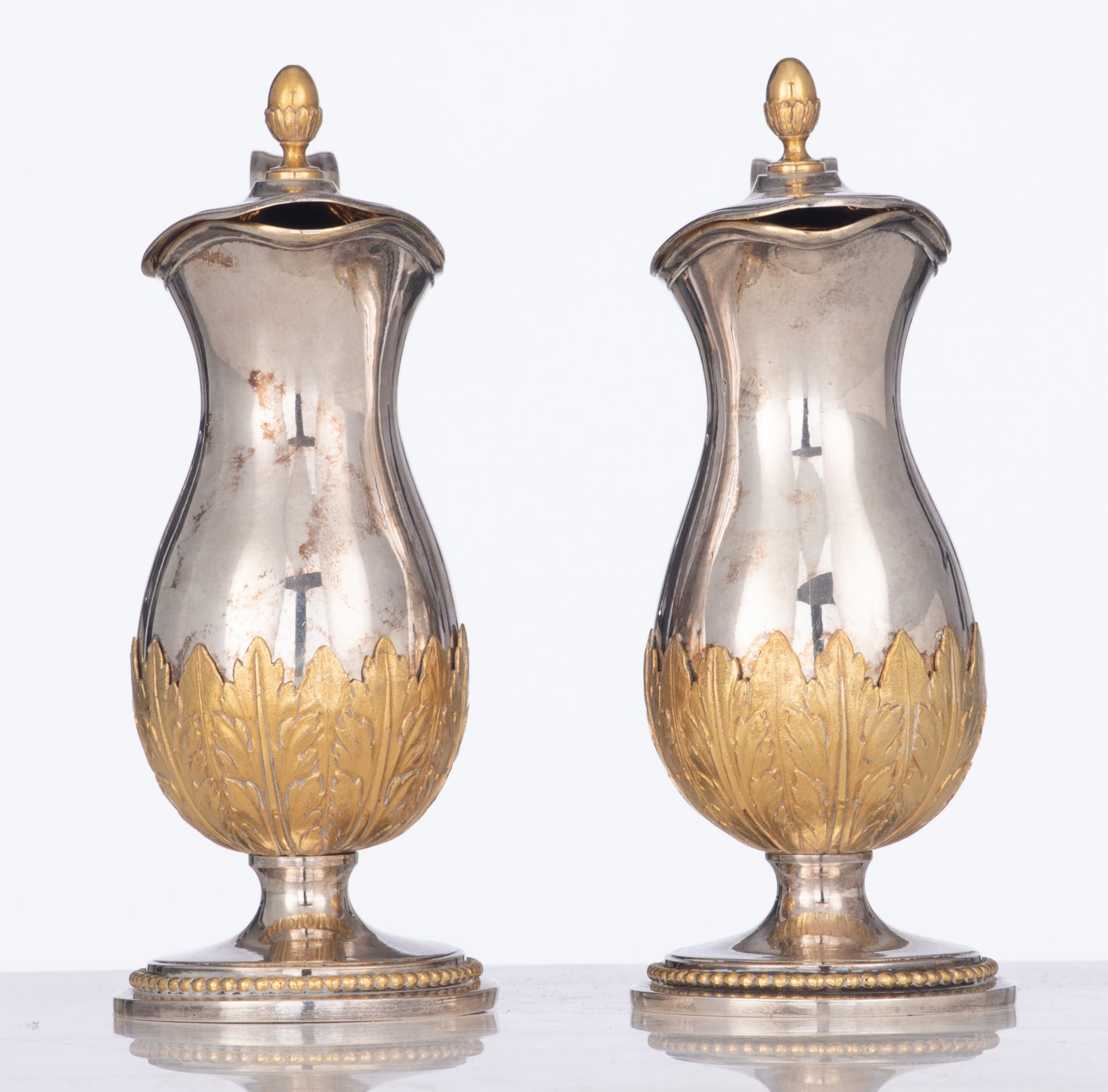 A pair of 18thC silver and vermeil jugs, no visible hallmarks, H 15,5 cm, weight: ca. 541 g - Image 5 of 12