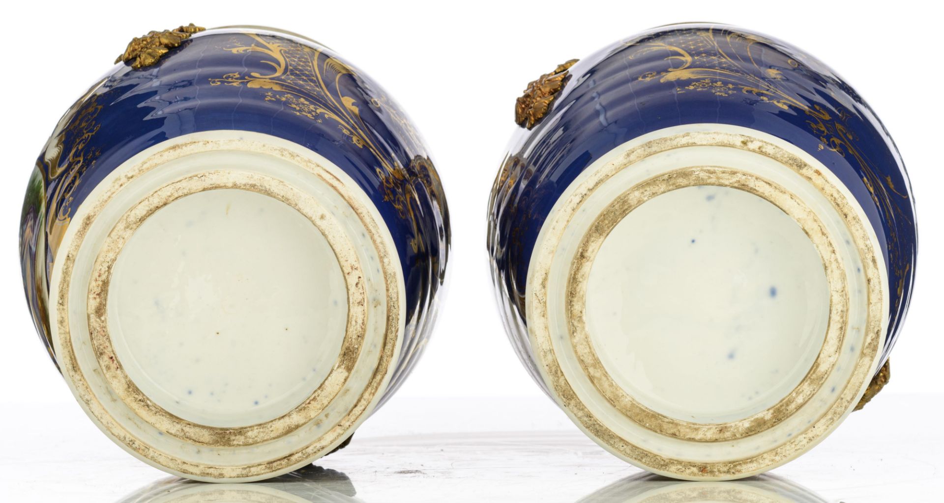 Two French blue ground porcelain vases with bronze mounts, the roundels decorated with gallant scene - Bild 6 aus 11