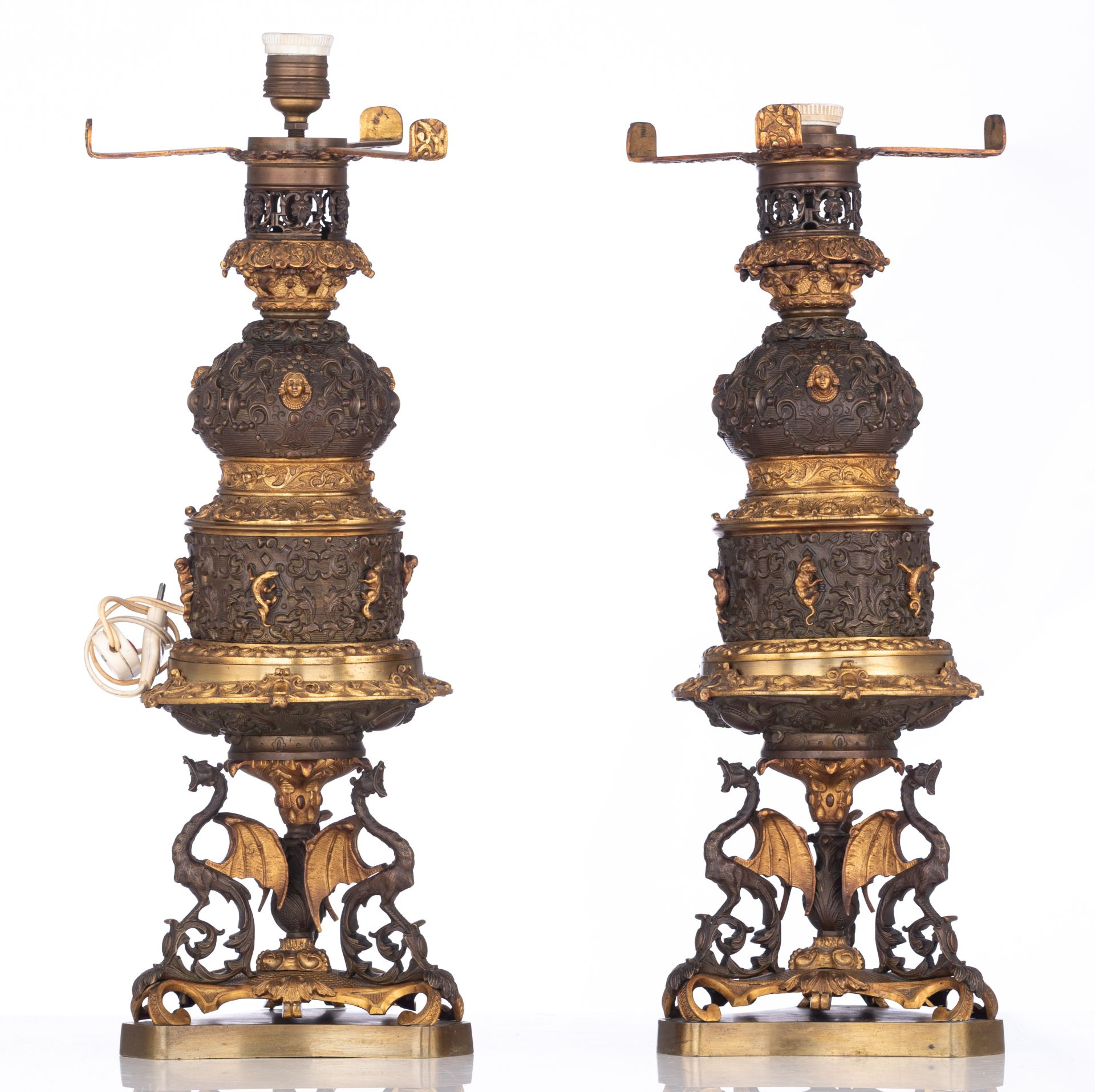 A pair of gilt and patinated bronze Renaissance inspired table lamps, H 67 cm - Bild 6 aus 7