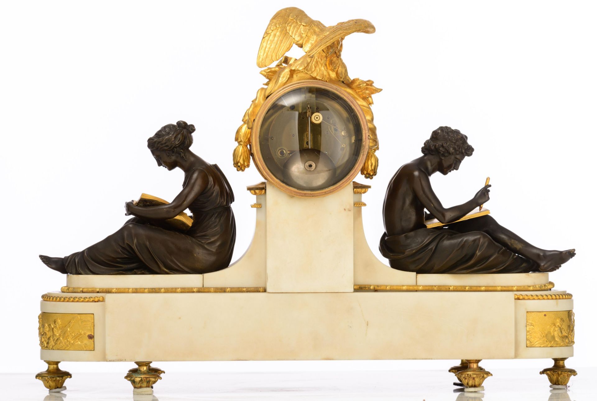 A fine Carrara marble, gilt and patinated bronze Empire mantle clock 'Aux Mar‚chaux', the white enam - Bild 3 aus 12