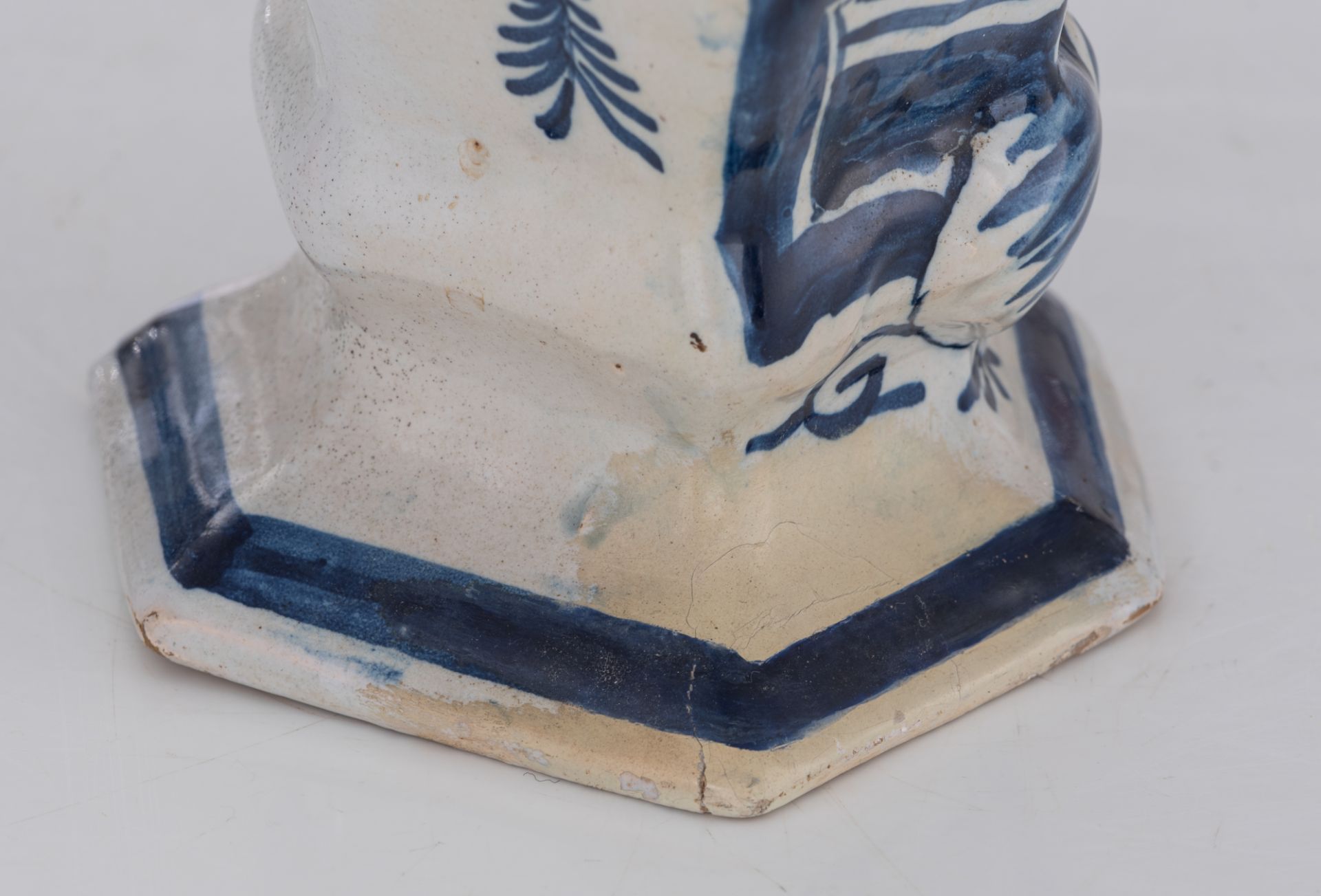 A blue and white relief decorated Delftware five-piece garniture, with on top bird-shaped knobs, the - Bild 14 aus 17