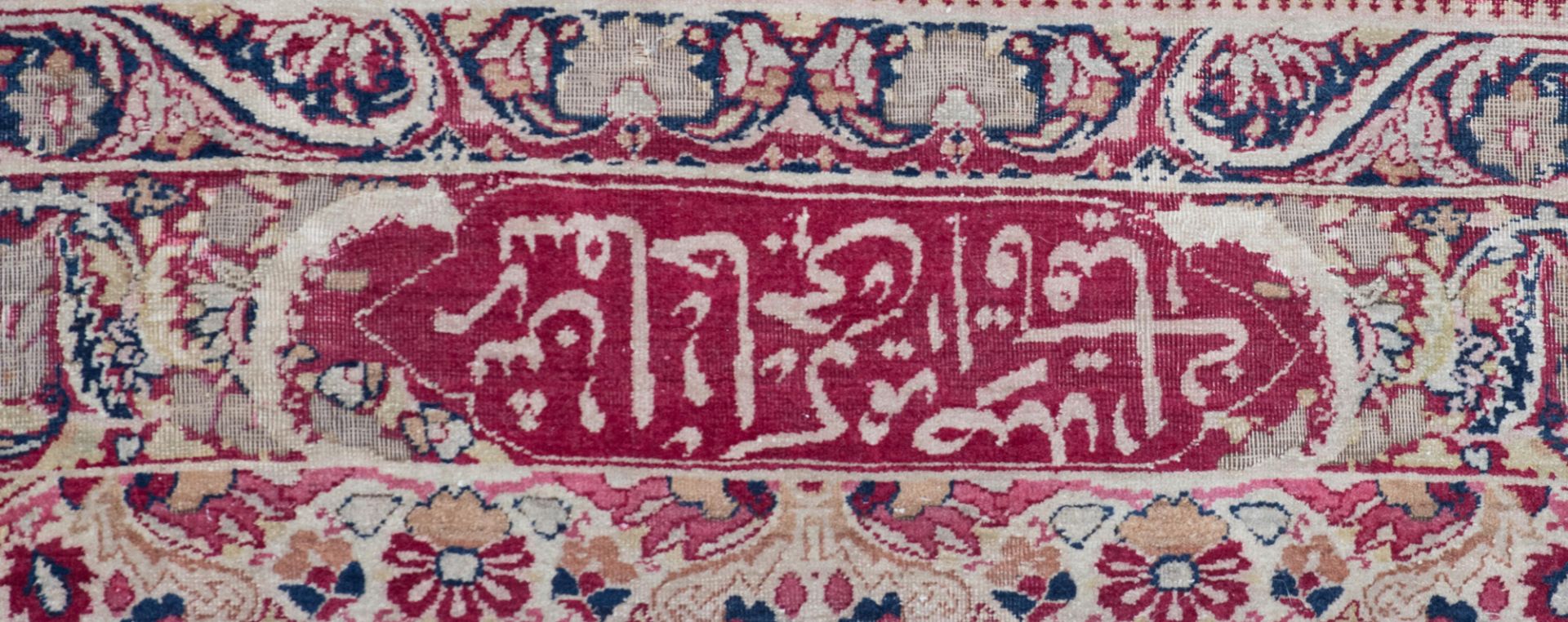A fine Oriental rug, decorated with floral motifs, signed by the artist, silk, 663 x 494 cm - Bild 4 aus 8