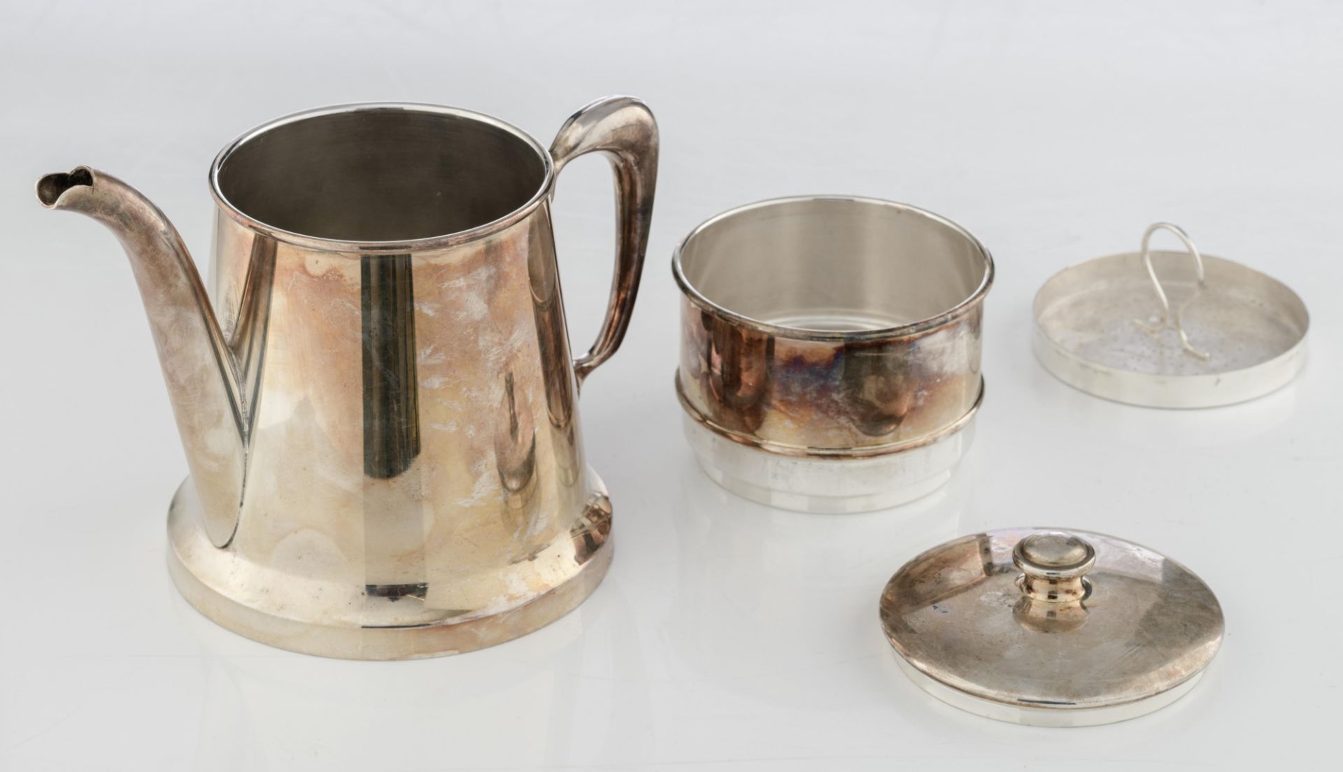 A charming lot of silver-plated tableware consisting of an English Edwardian EPNS double shell-shape - Image 12 of 14