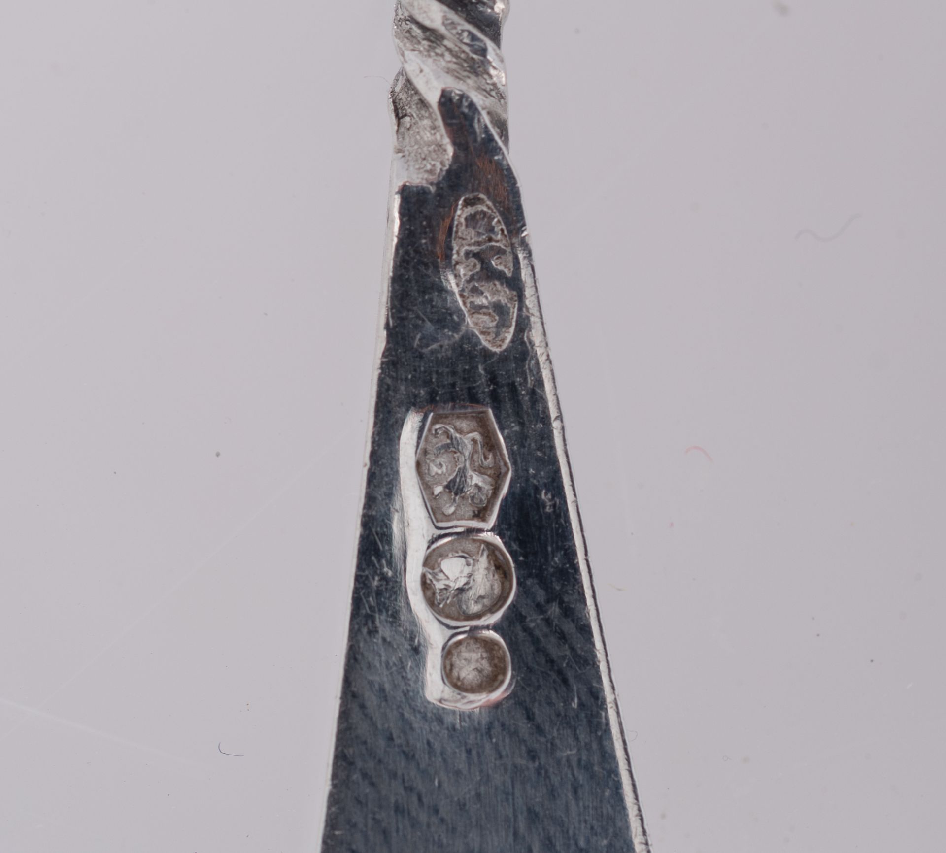 A various collection of English sterling silver spoons, containing: two pair of London hallmarked sa - Image 5 of 14