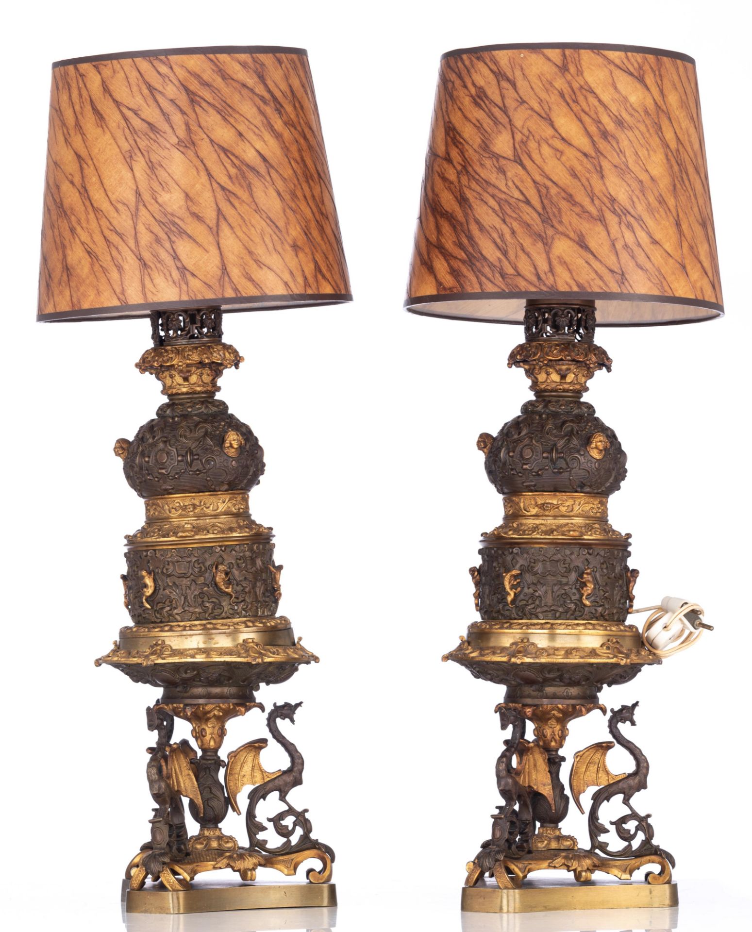 A pair of gilt and patinated bronze Renaissance inspired table lamps, H 67 cm - Bild 3 aus 7