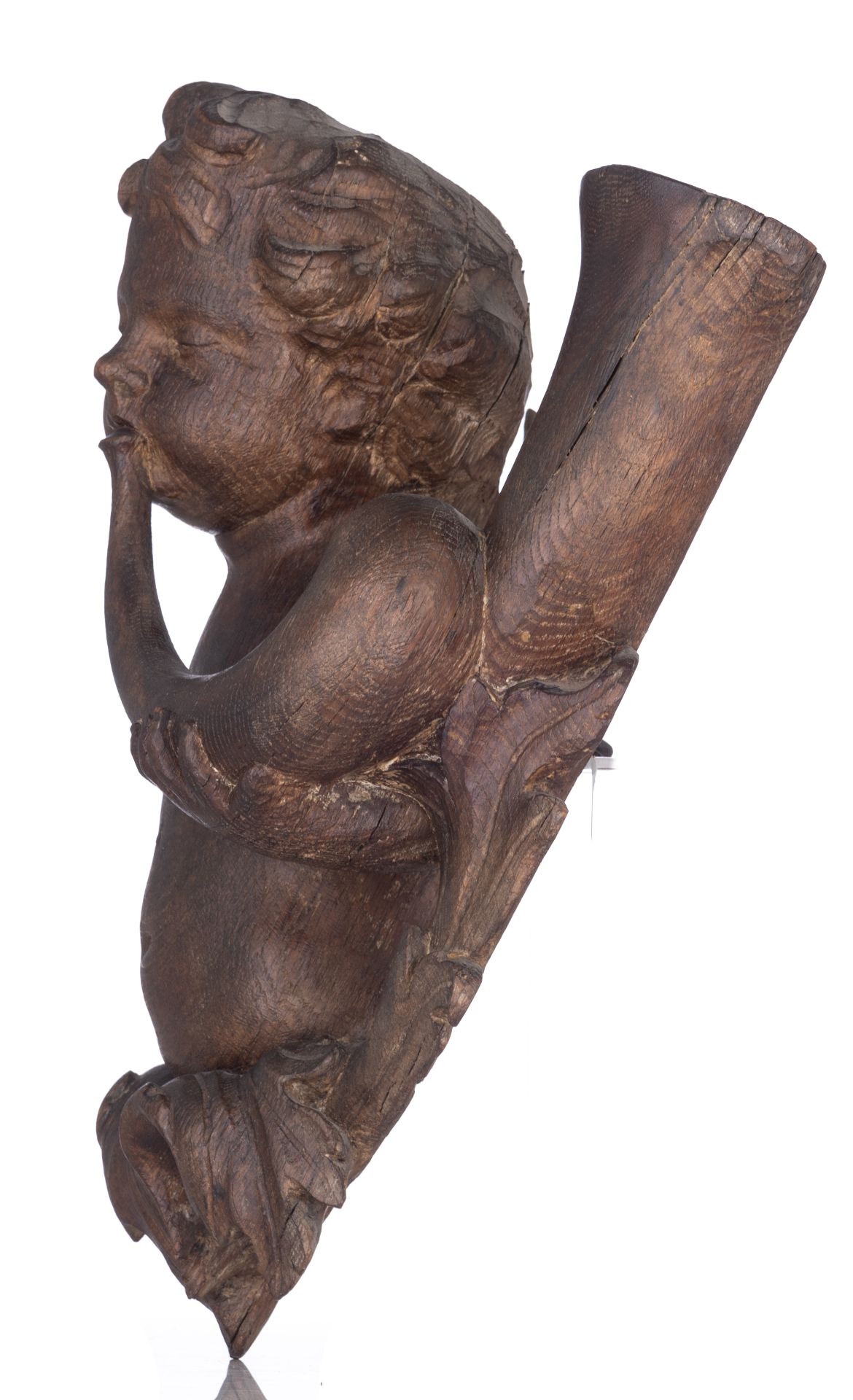 An oak angel blowing the horn of plenty, surrounded by acanthus leaves, 18thC, H 39 - W 44 cm - Bild 2 aus 7