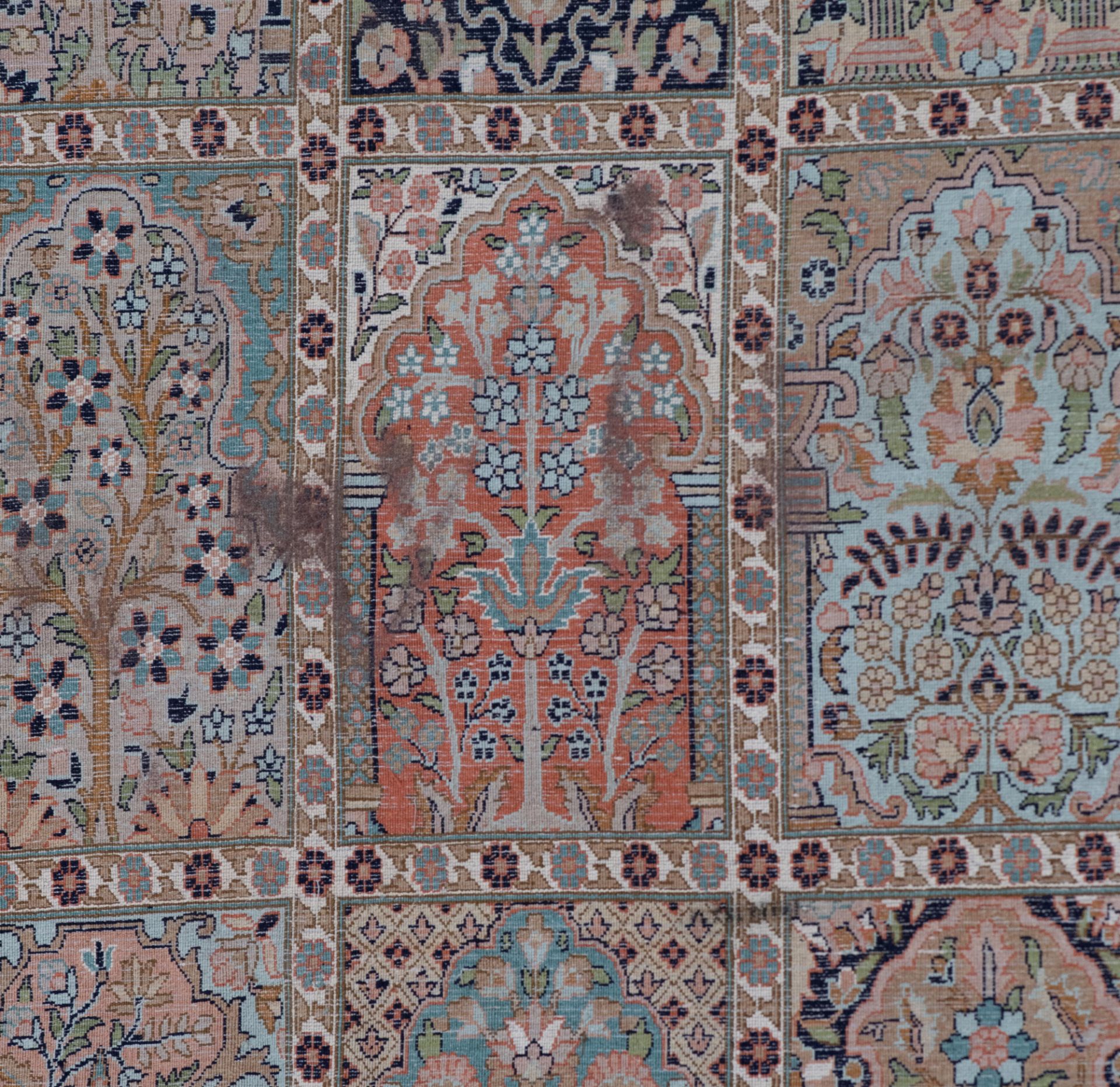 An Oriental rug, decorated with architectural motifs, 276 x 370 cm - Bild 7 aus 10