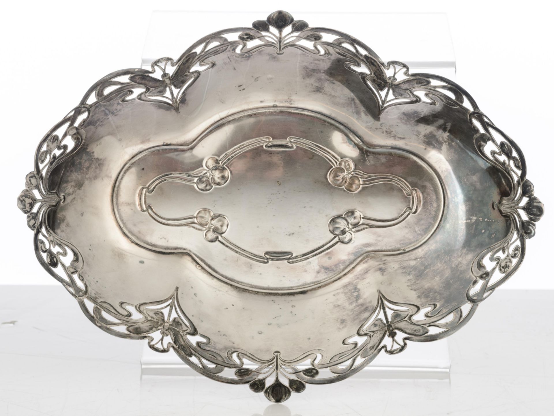 A charming lot of silver-plated tableware consisting of an English Edwardian EPNS double shell-shape - Image 3 of 14