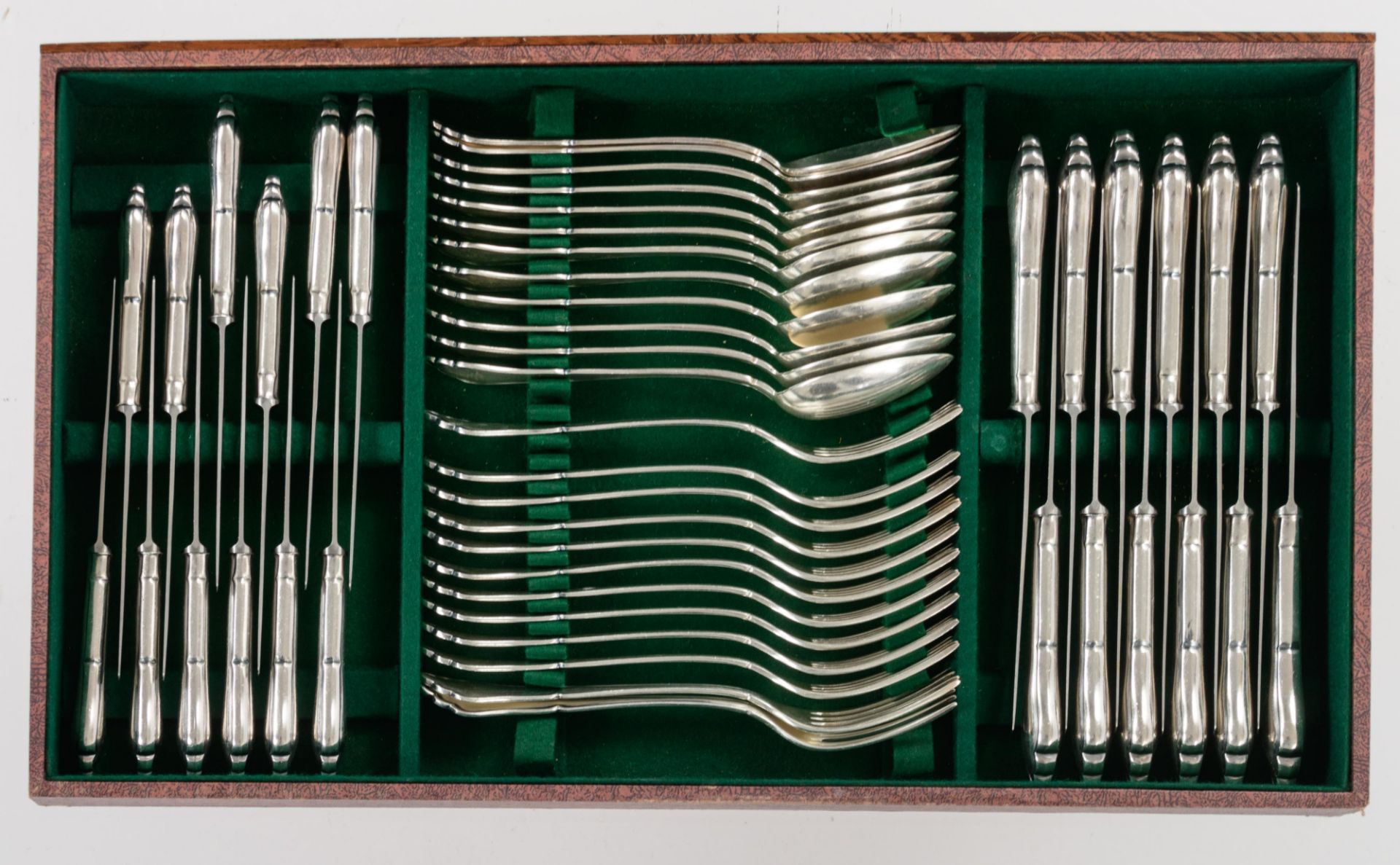 A silver cutlery set, containing twelve forks and twelve soup spoons, in a matching box, marked Delh - Image 4 of 13