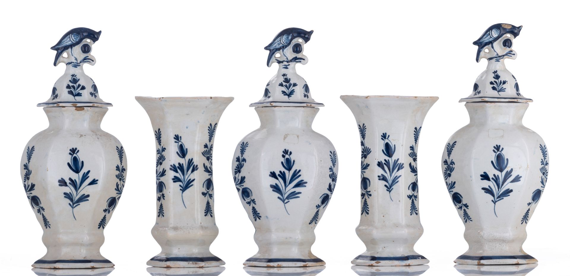A blue and white relief decorated Delftware five-piece garniture, with on top bird-shaped knobs, the - Bild 3 aus 17