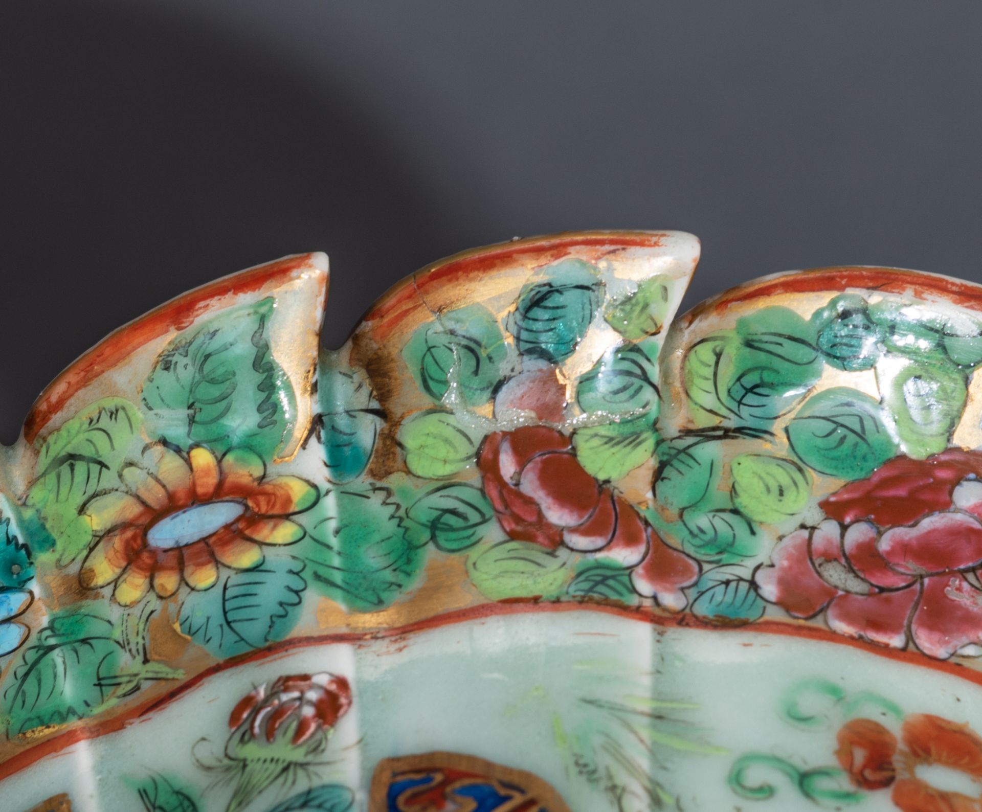 A pair of Chinese Canton famille rose on celadon ground vases, all over decorated with the Eight Imm - Bild 19 aus 21