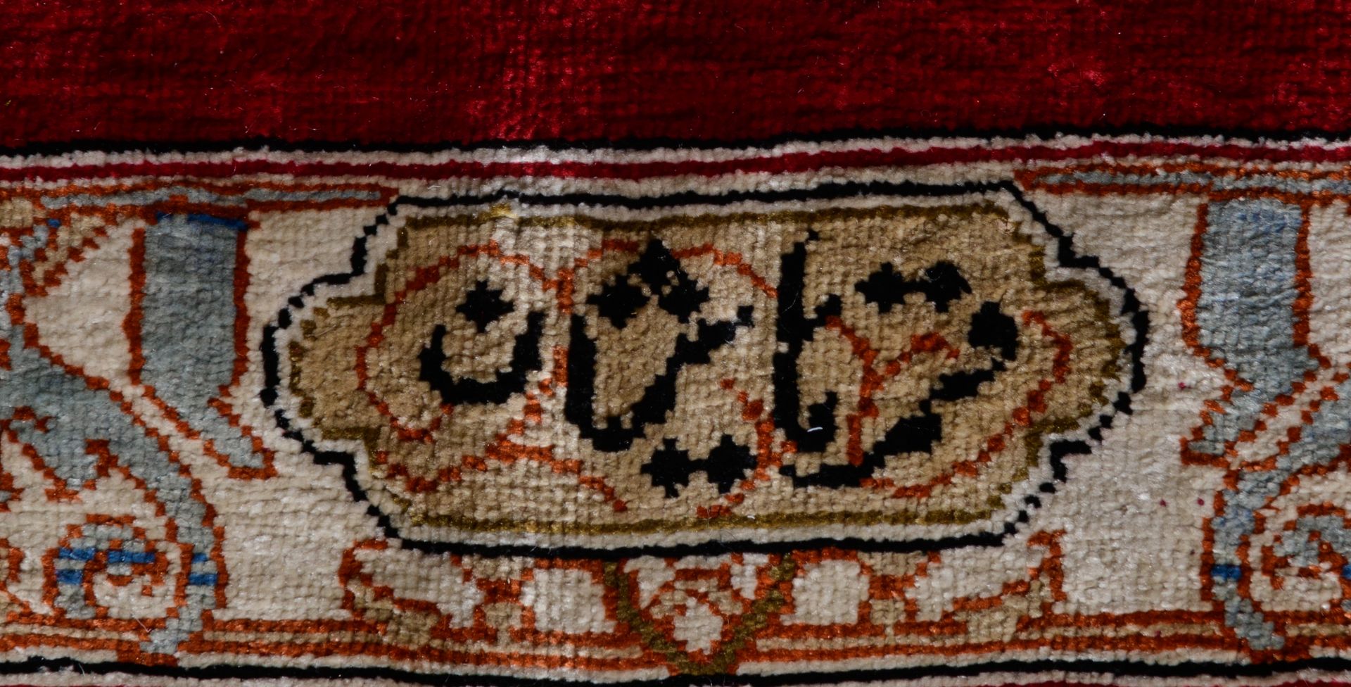 An Oriental rug, decorated with geometrical motifs, signed by the artist, 101,5 x 150,5 cm - Bild 4 aus 7